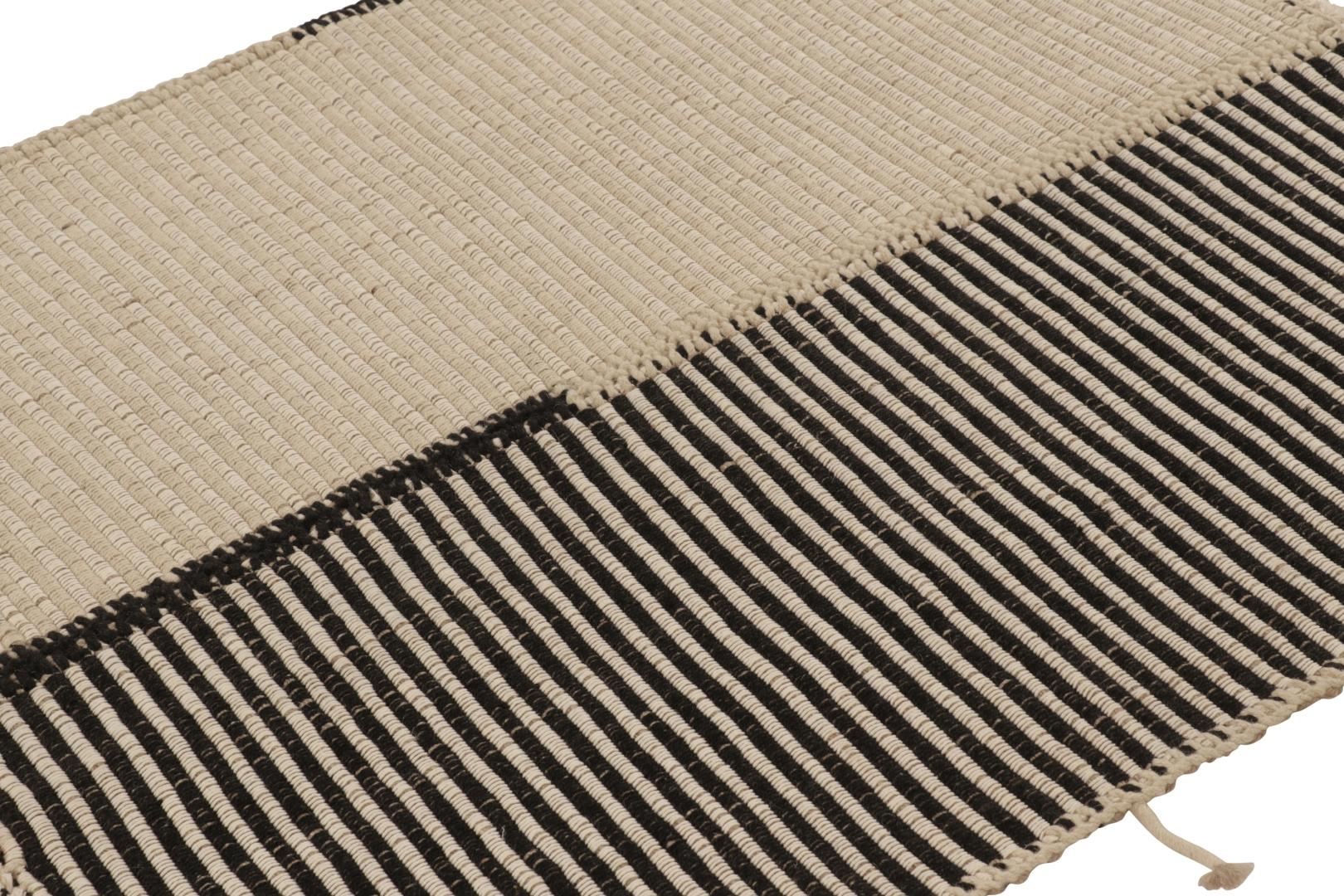 Laine Rug & Kilim's Accent Kilim, tapis carré à rayures audacieuses et texturées blanches et noires en vente