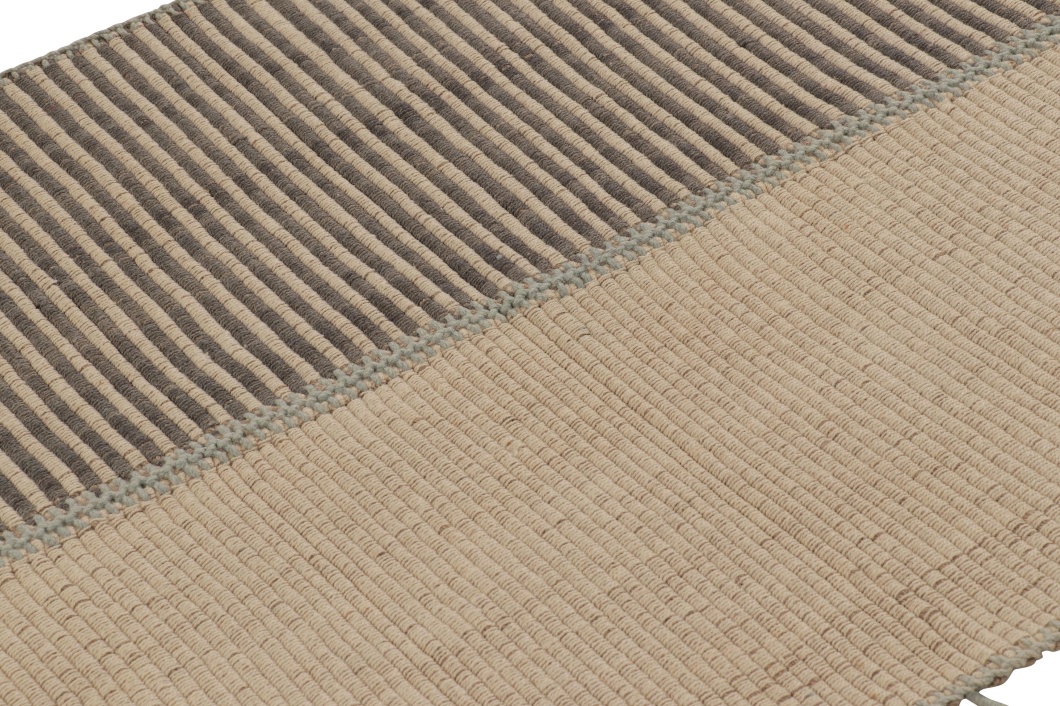 Afghano Rug & Kilim è un tappeto quadrato a strisce color crema, grigio e azzurro. in vendita
