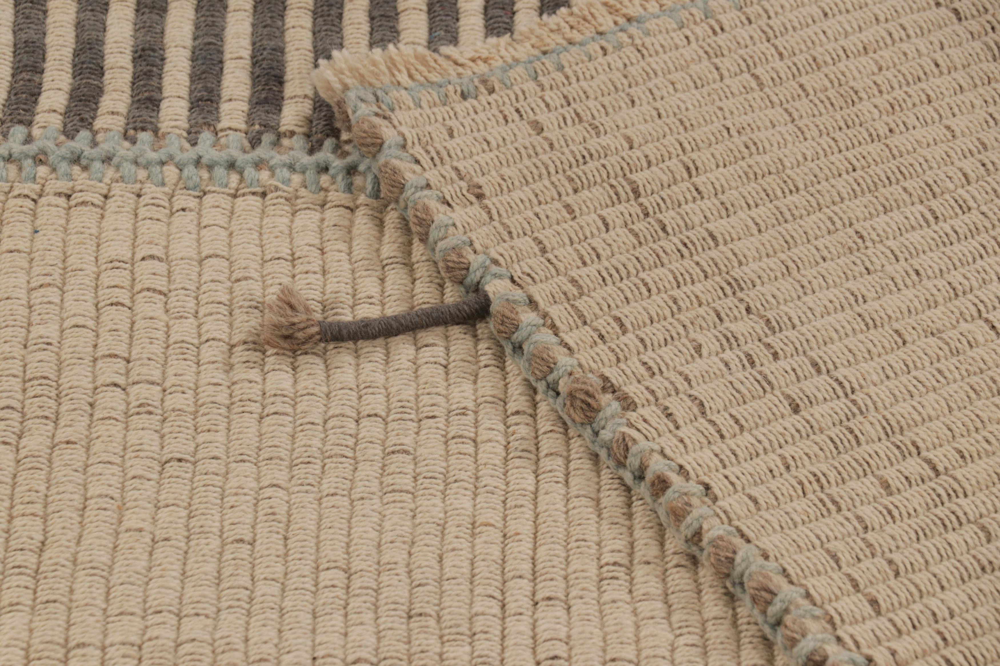 Tessuto a mano Rug & Kilim è un tappeto quadrato a strisce color crema, grigio e azzurro. in vendita