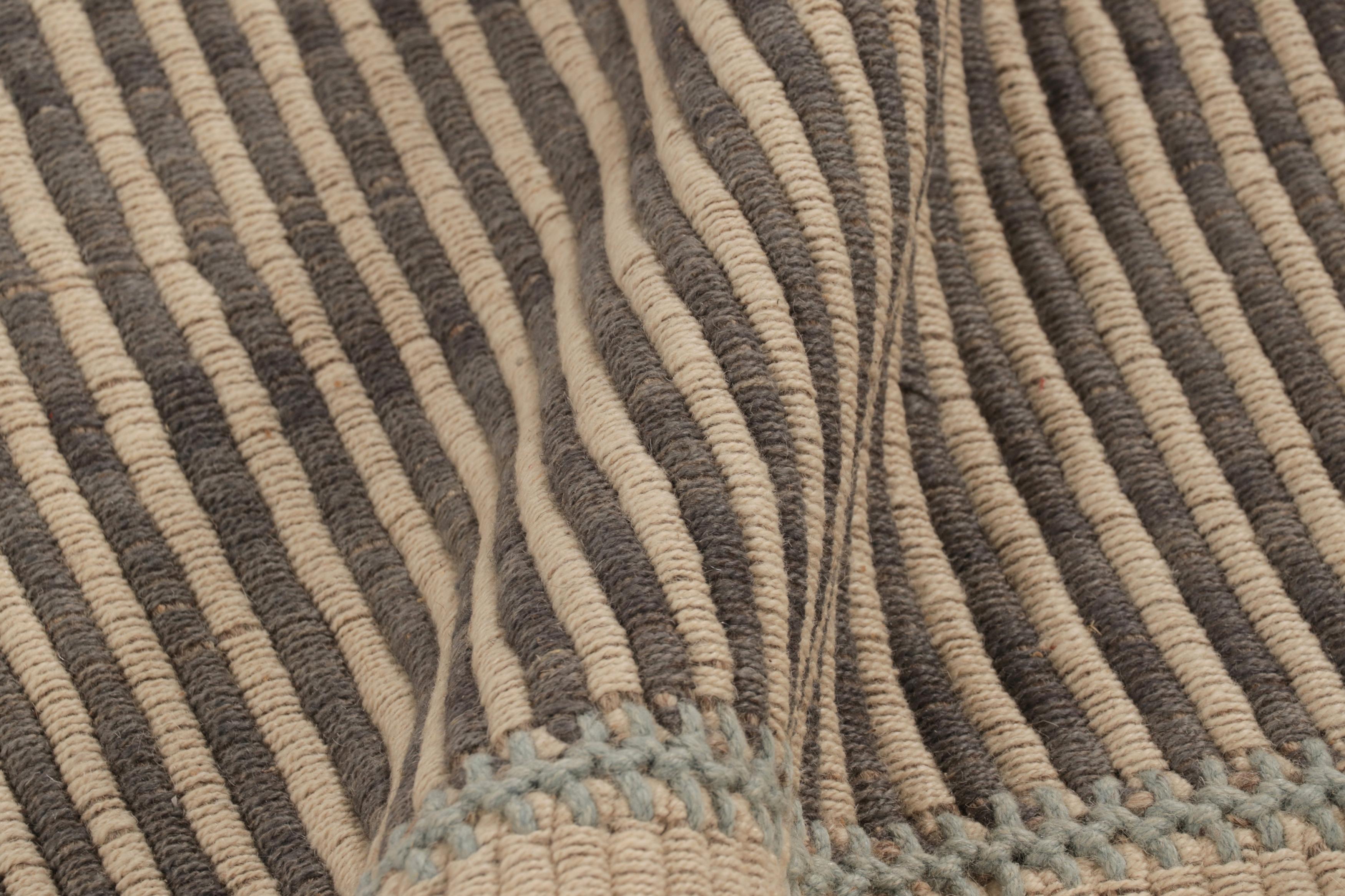 Rug & Kilim è un tappeto quadrato a strisce color crema, grigio e azzurro. In condizioni Nuovo in vendita a Long Island City, NY