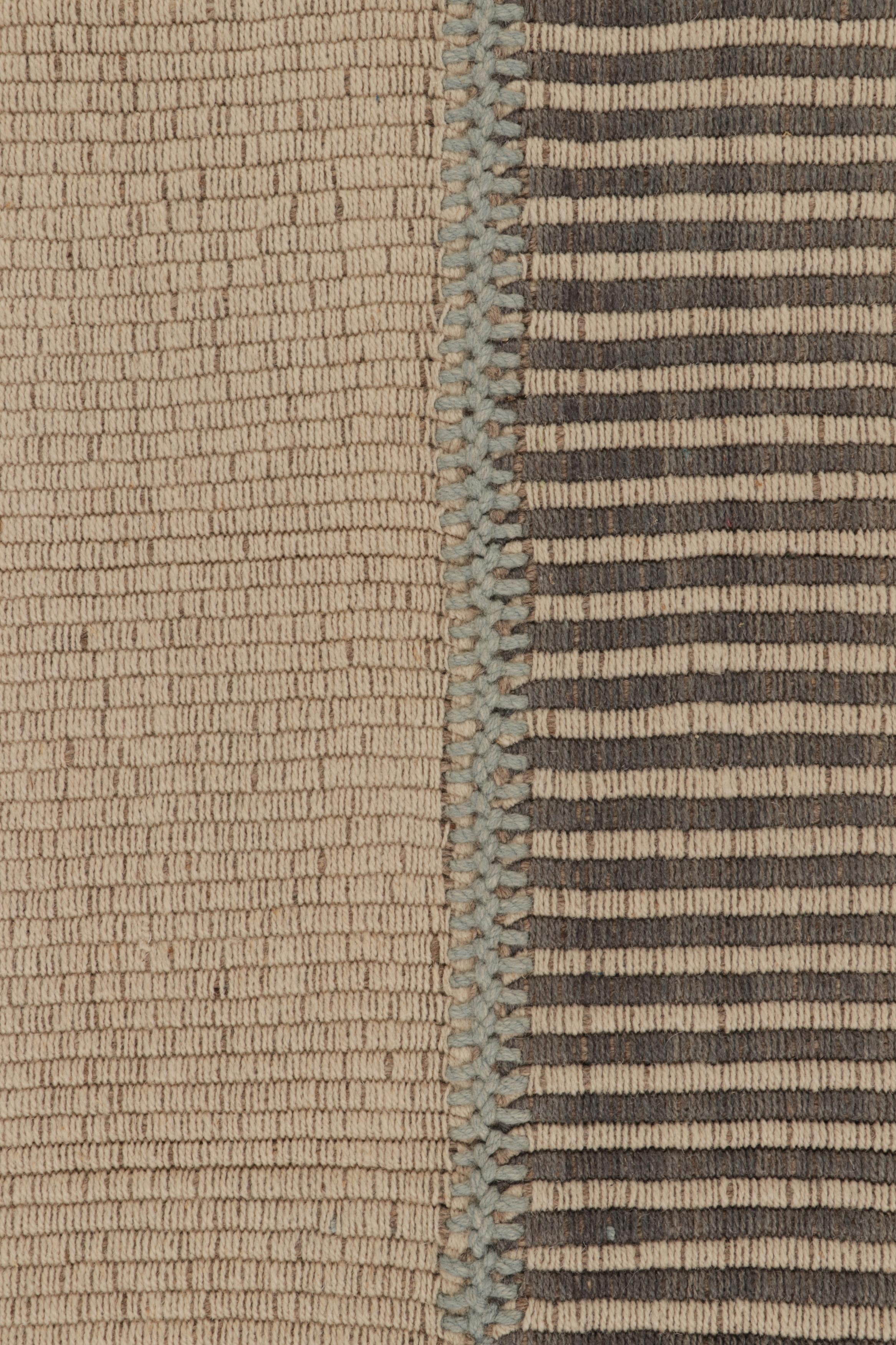 XXI secolo e contemporaneo Rug & Kilim è un tappeto quadrato a strisce color crema, grigio e azzurro. in vendita