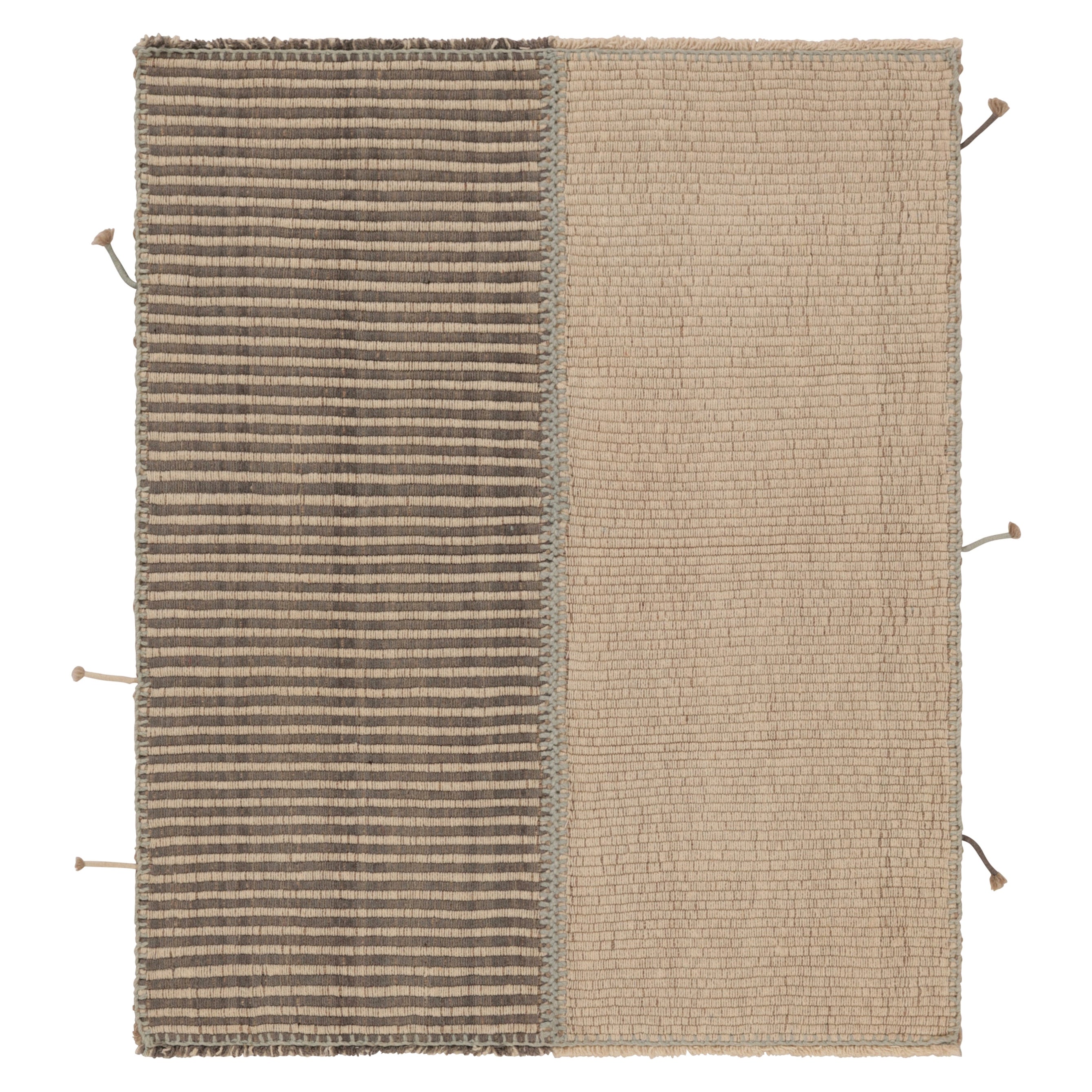 Rug & Kilim è un tappeto quadrato a strisce color crema, grigio e azzurro.