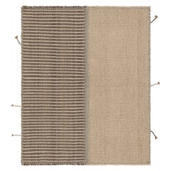 Rug & Kilim è un tappeto quadrato a strisce color crema, grigio e azzurro.