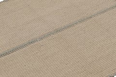 Rug & Kilim's Akzent-Kilim, quadratischer Teppich in strukturiertem Beige und hellblauen Streifen