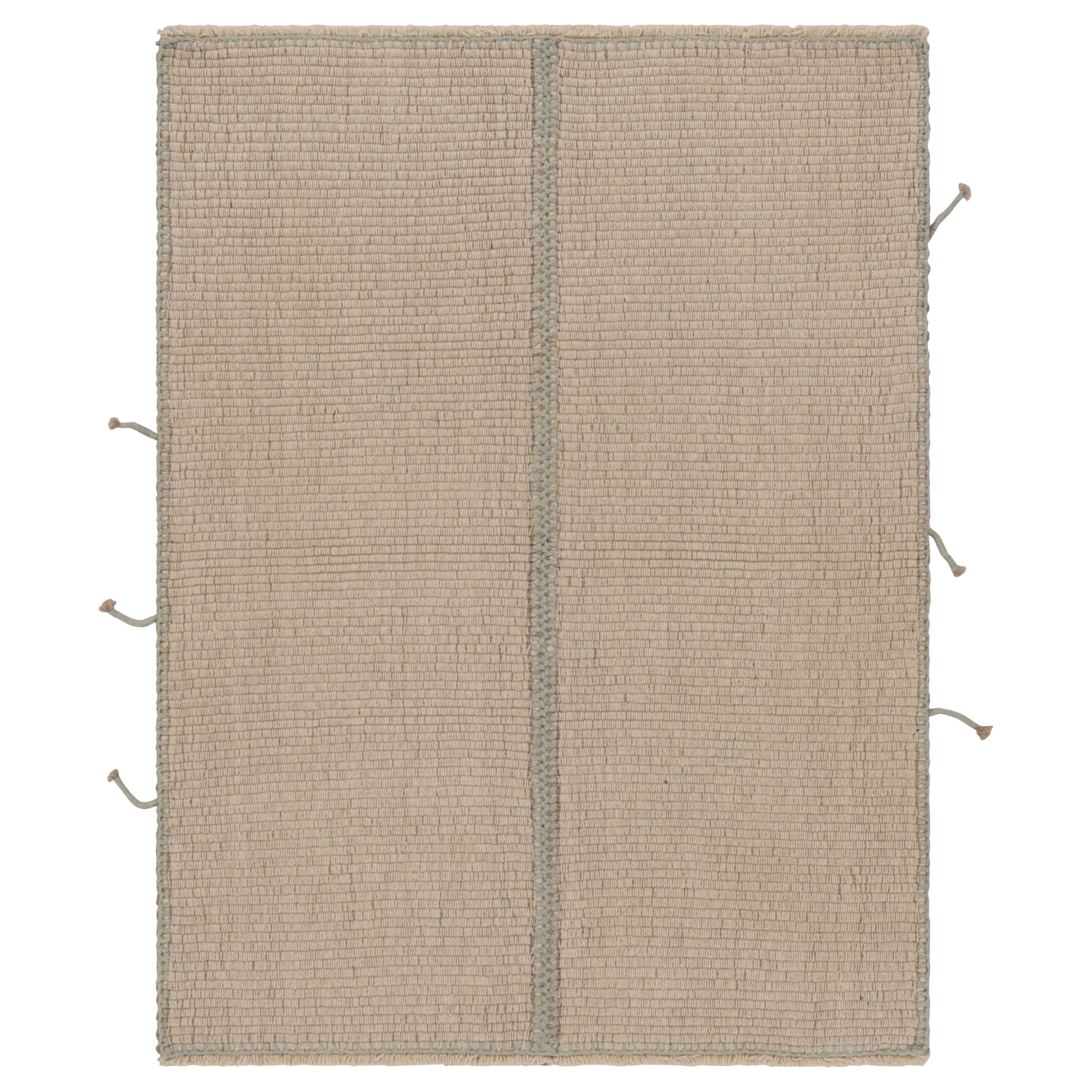 Rug & Kilim è un tappeto quadrato a strisce beige e azzurre con accenti di Rug & Kilim.