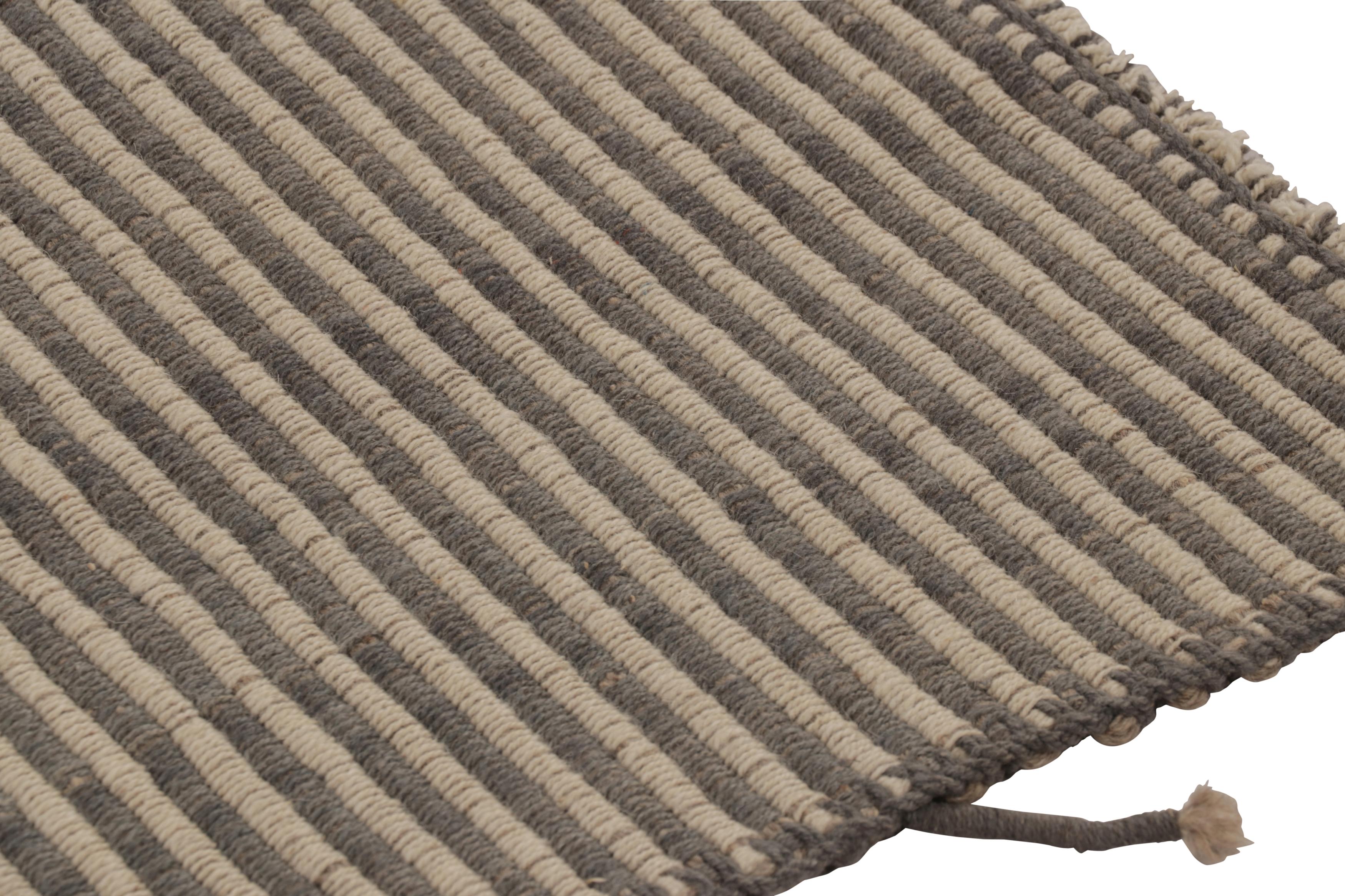 Moderno Rug & Kilim è un tappeto quadrato a strisce beige e grigio ardesia. in vendita