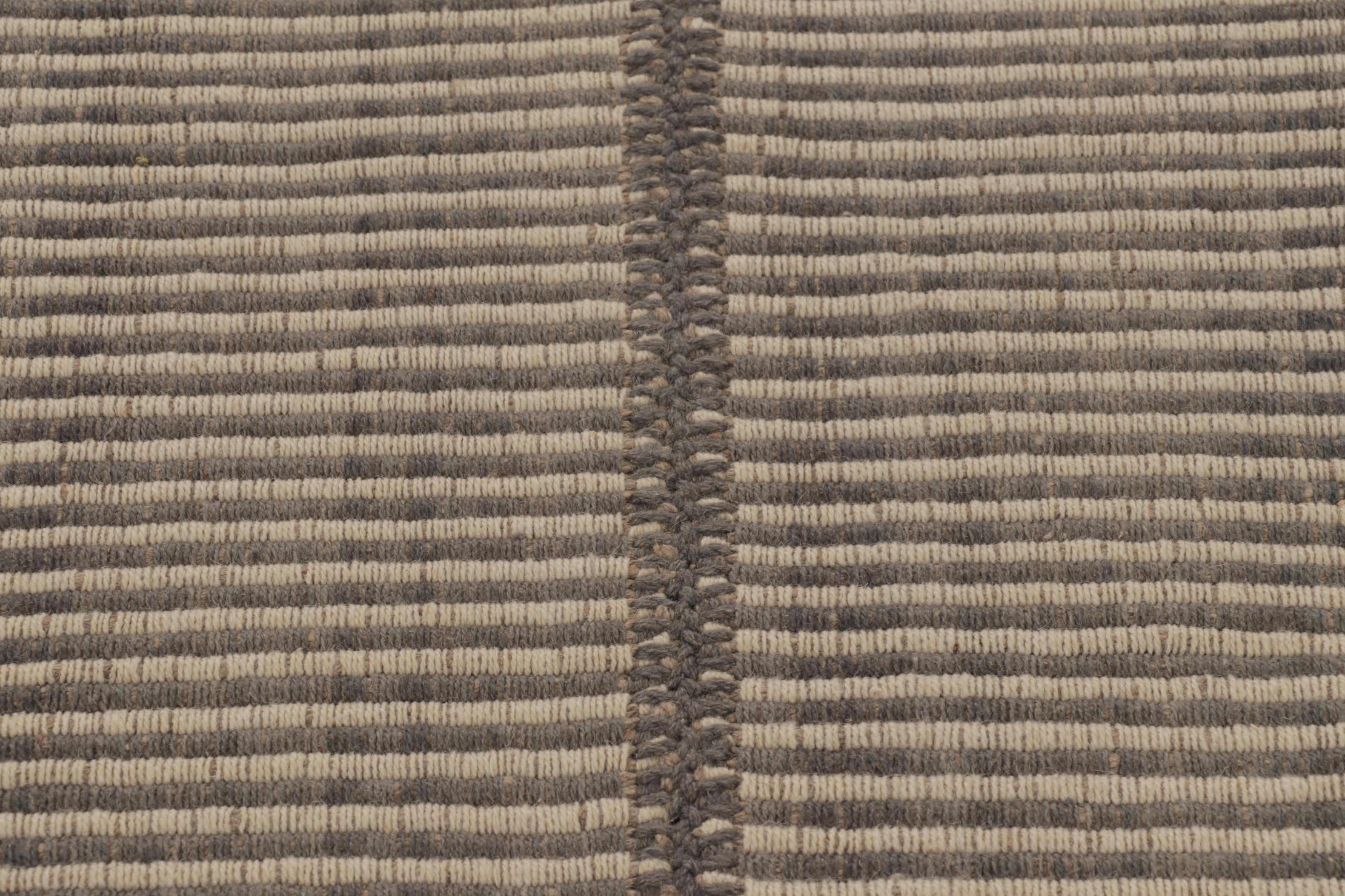 Tessuto a mano Rug & Kilim è un tappeto quadrato a strisce beige e grigio ardesia. in vendita