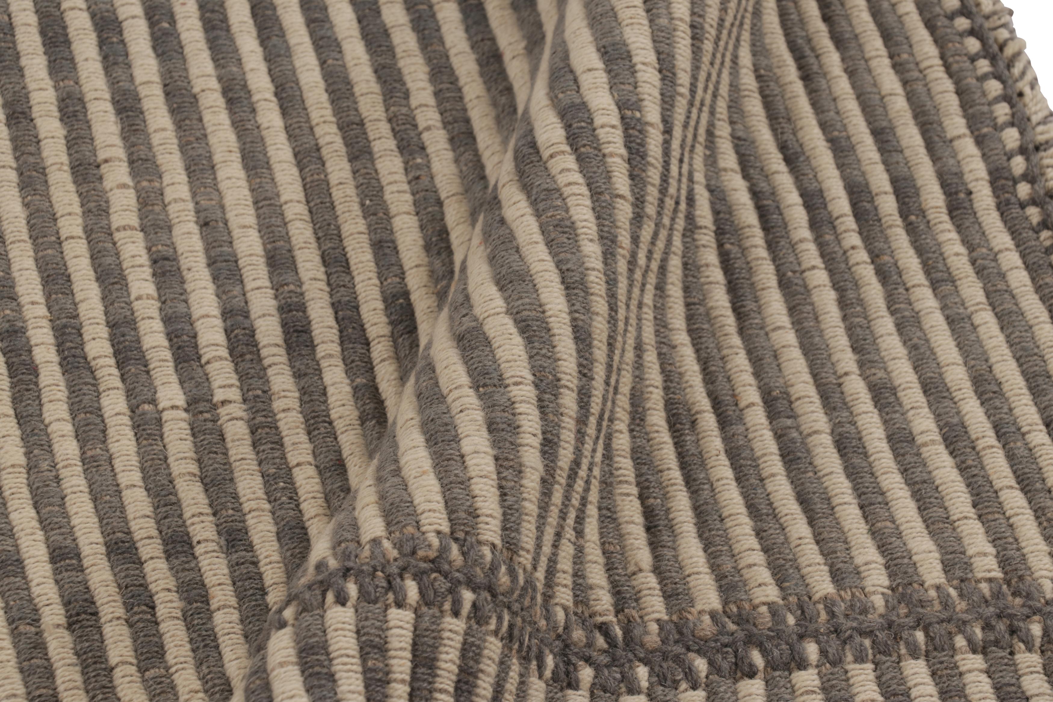 XXI secolo e contemporaneo Rug & Kilim è un tappeto quadrato a strisce beige e grigio ardesia. in vendita
