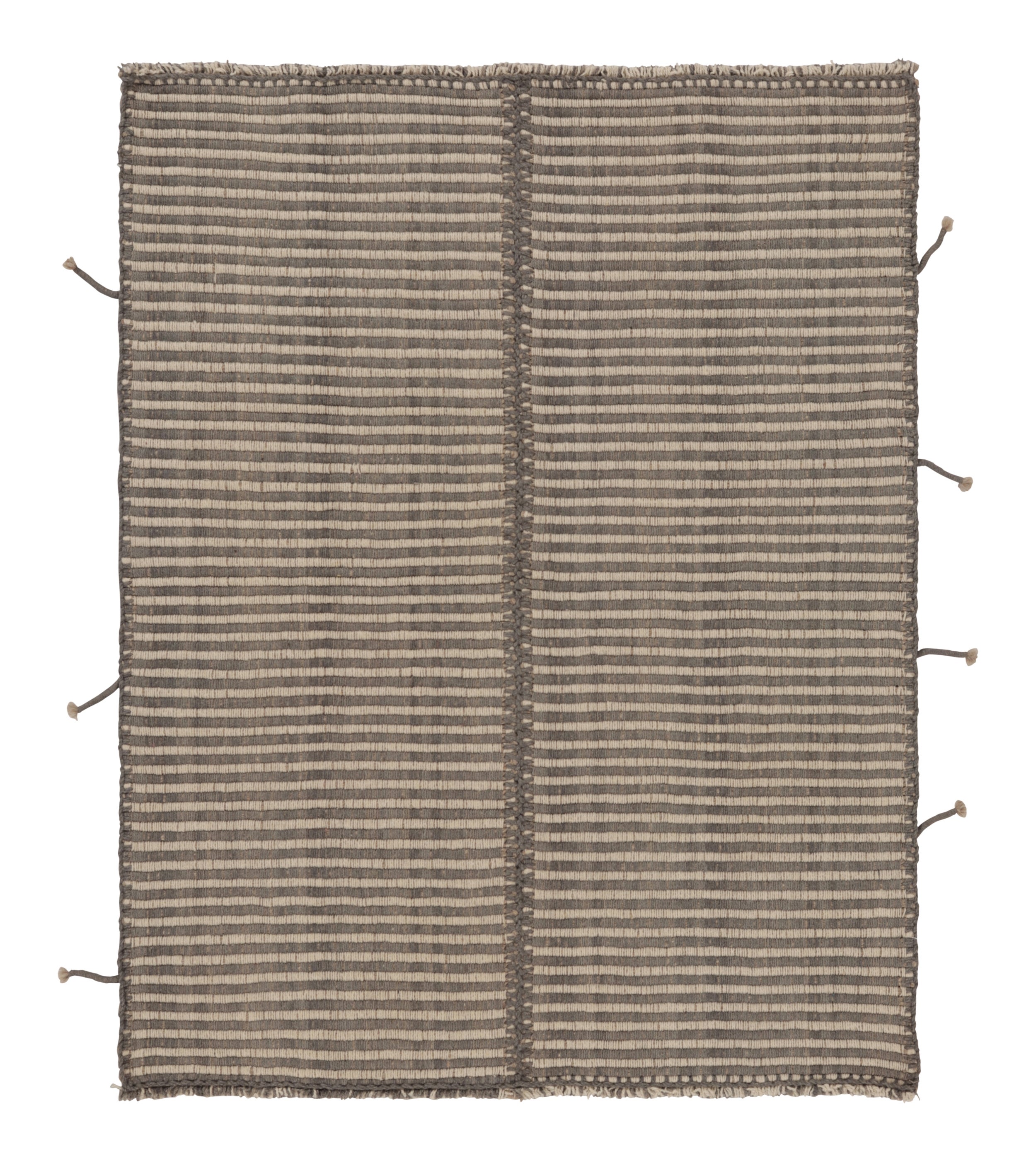 Rug & Kilim è un tappeto quadrato a strisce beige e grigio ardesia.