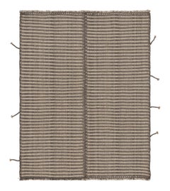 Rug & Kilim è un tappeto quadrato a strisce beige e grigio ardesia.