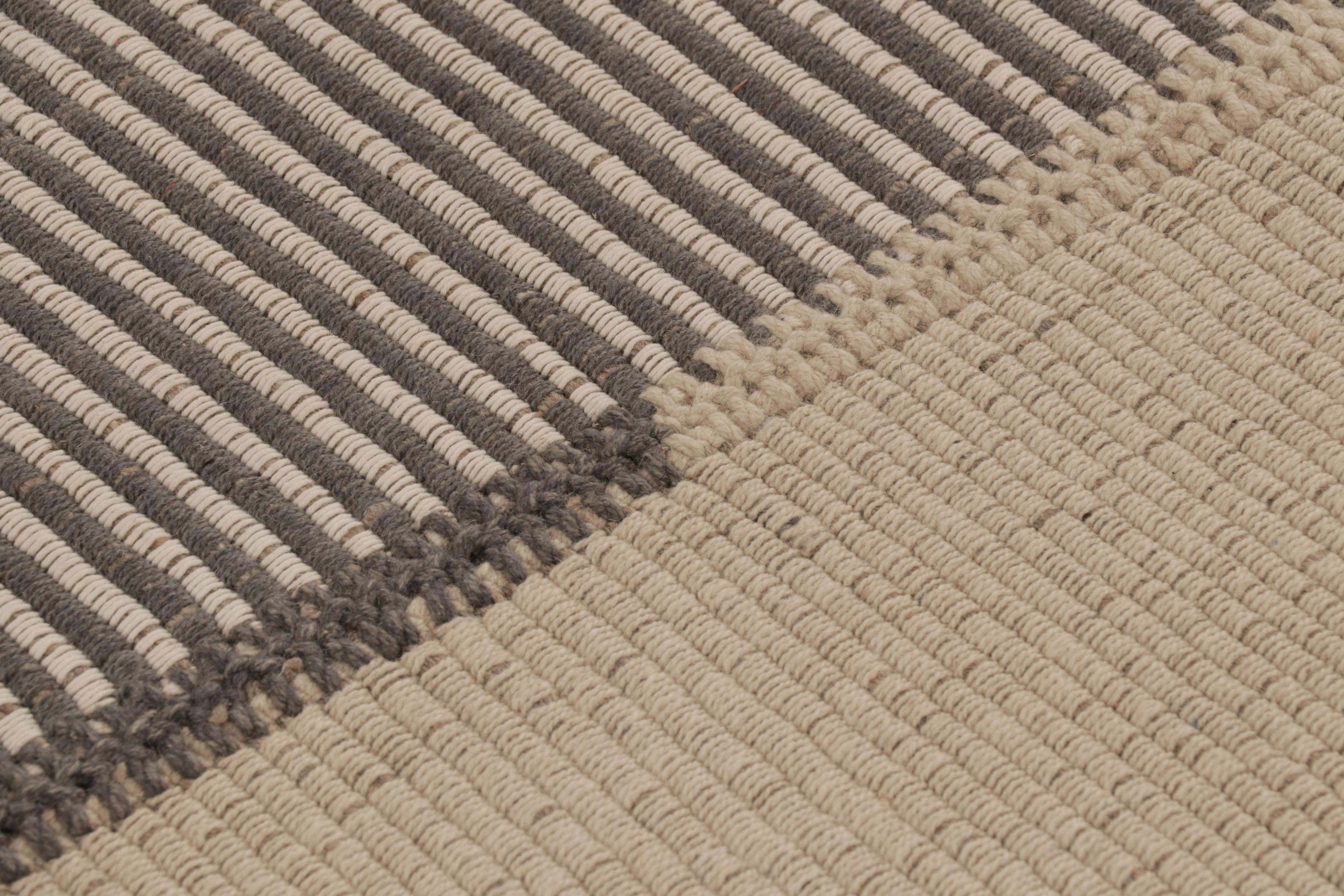 Moderno Rug & Kilim è un tappeto quadrato a strisce color crema e grigio. in vendita