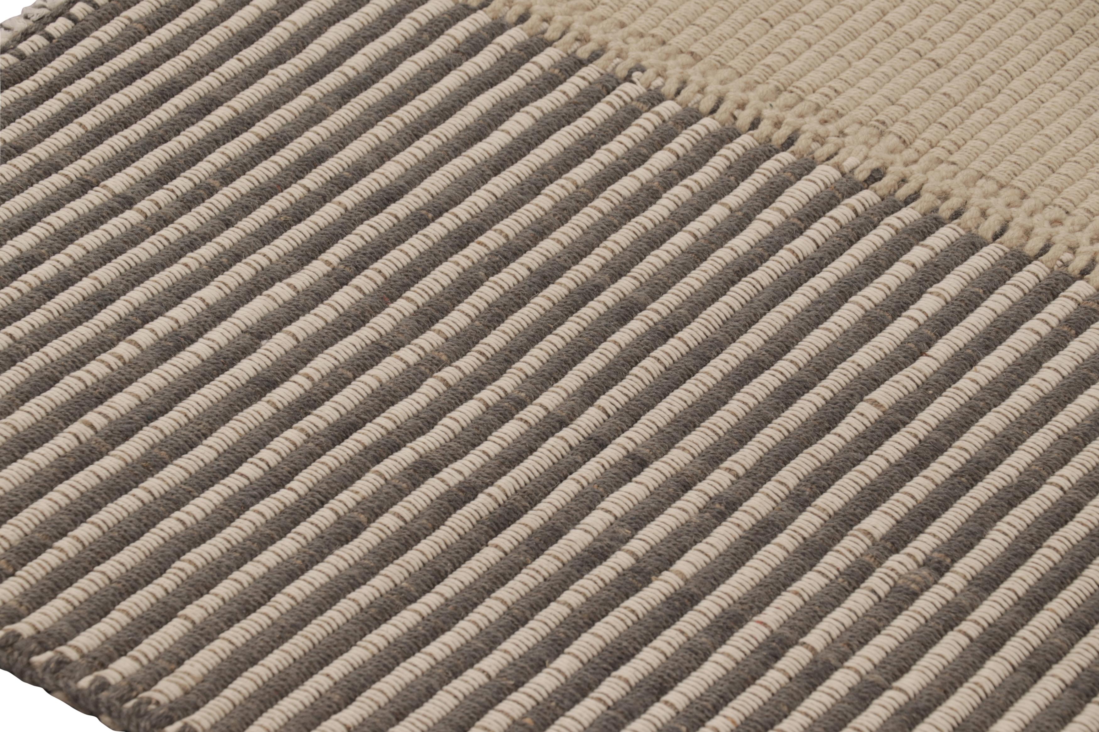 Afghano Rug & Kilim è un tappeto quadrato a strisce color crema e grigio. in vendita