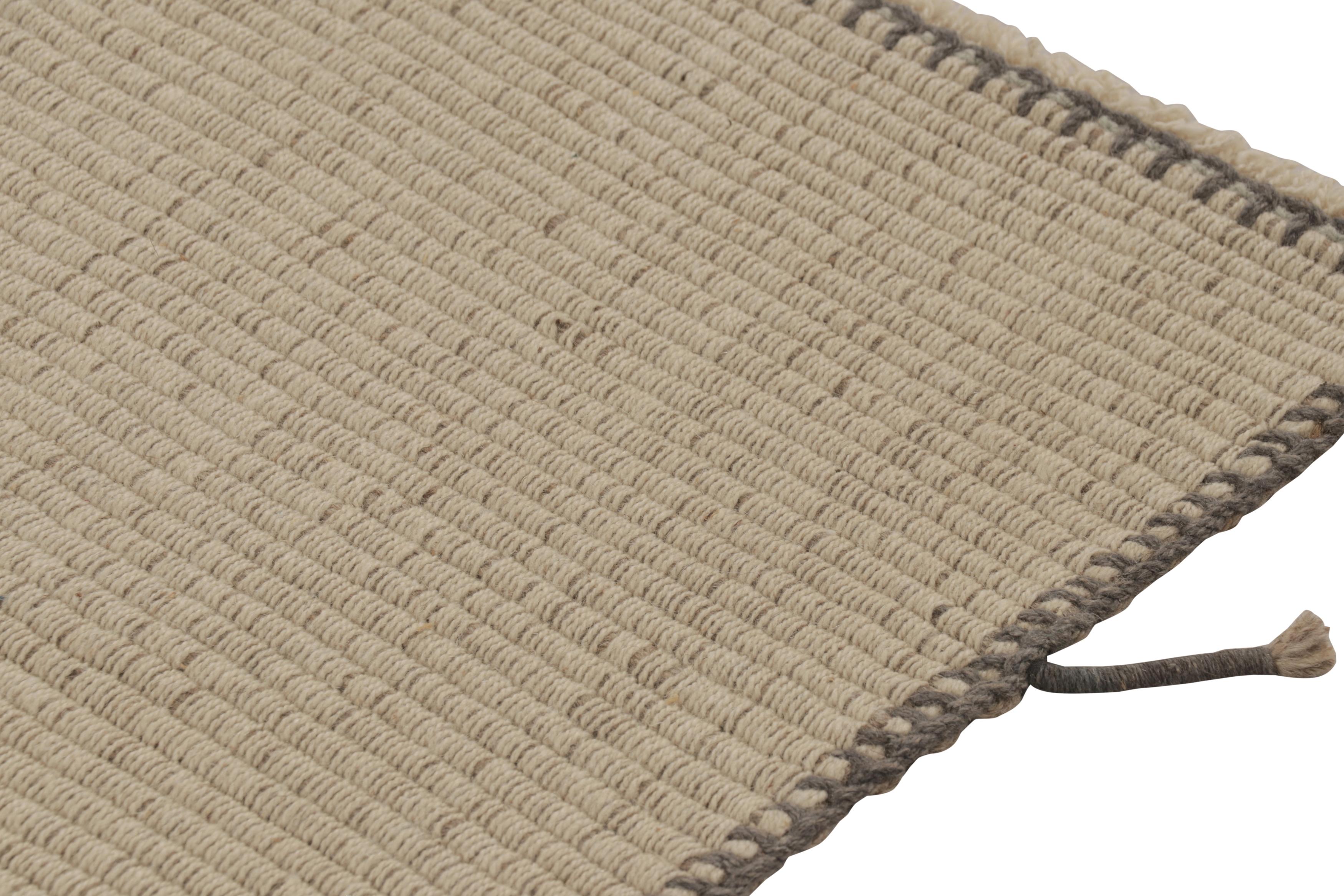 Afghano Rug & Kilim è un tappeto quadrato a strisce color crema e grigio. in vendita