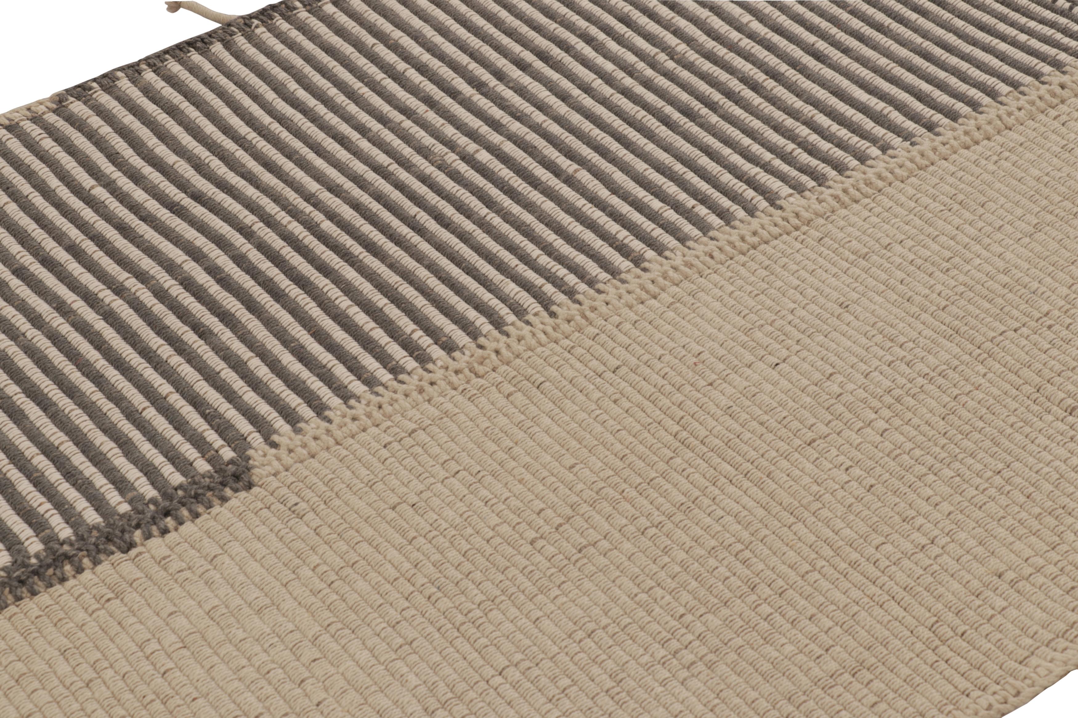 Tessuto a mano Rug & Kilim è un tappeto quadrato a strisce color crema e grigio. in vendita