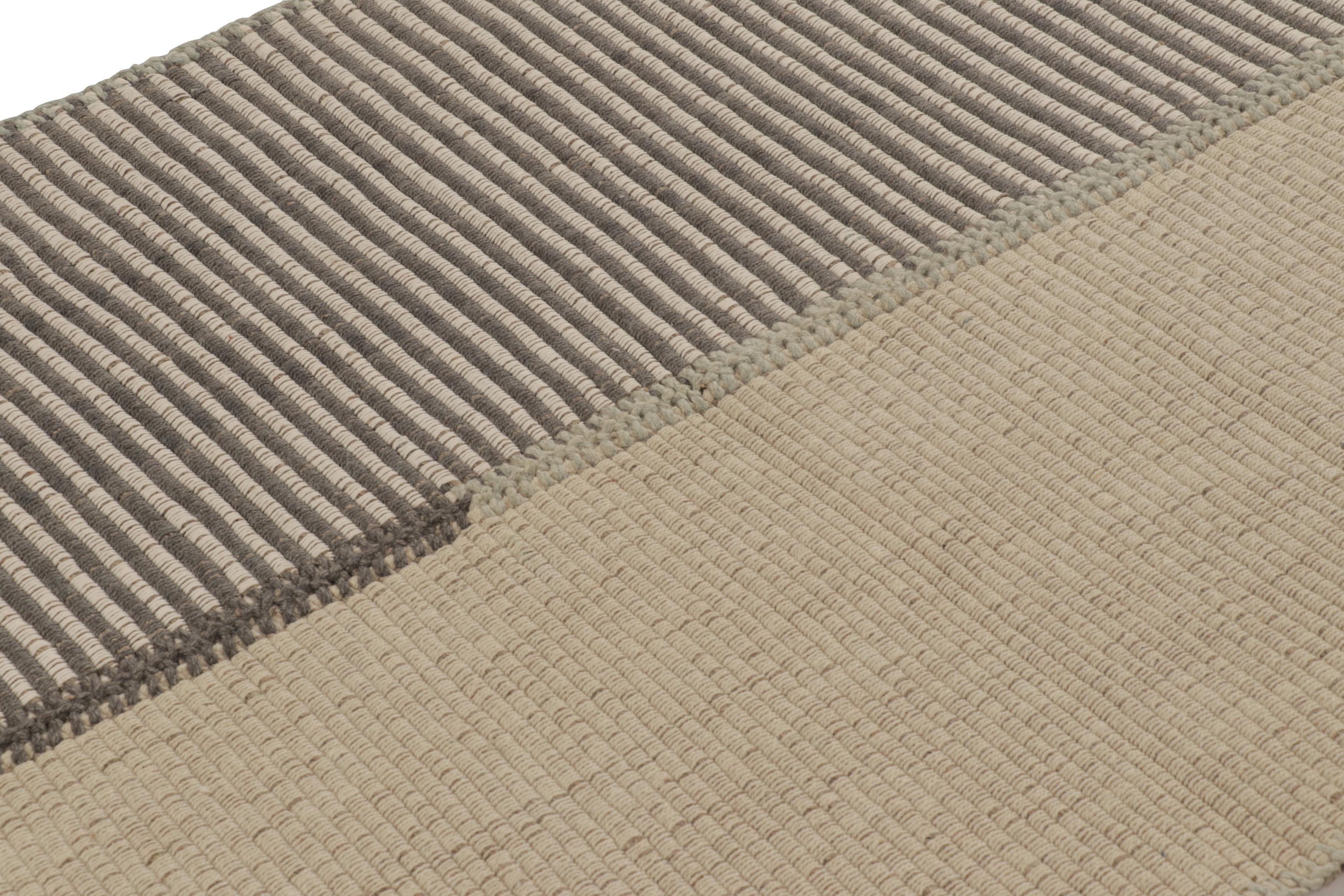 Tessuto a mano Rug & Kilim è un tappeto quadrato a strisce color crema e grigio. in vendita