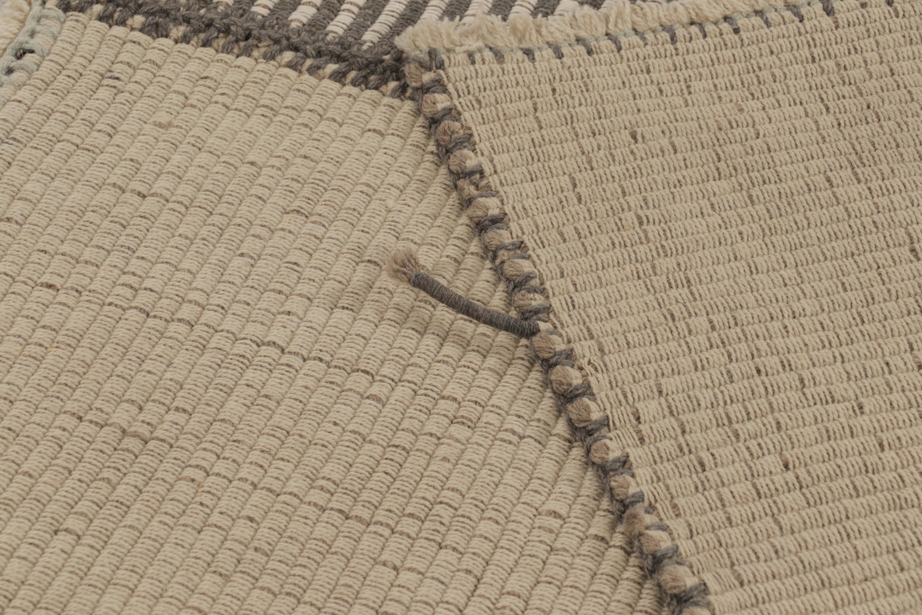 Rug & Kilim è un tappeto quadrato a strisce color crema e grigio. In condizioni Nuovo in vendita a Long Island City, NY