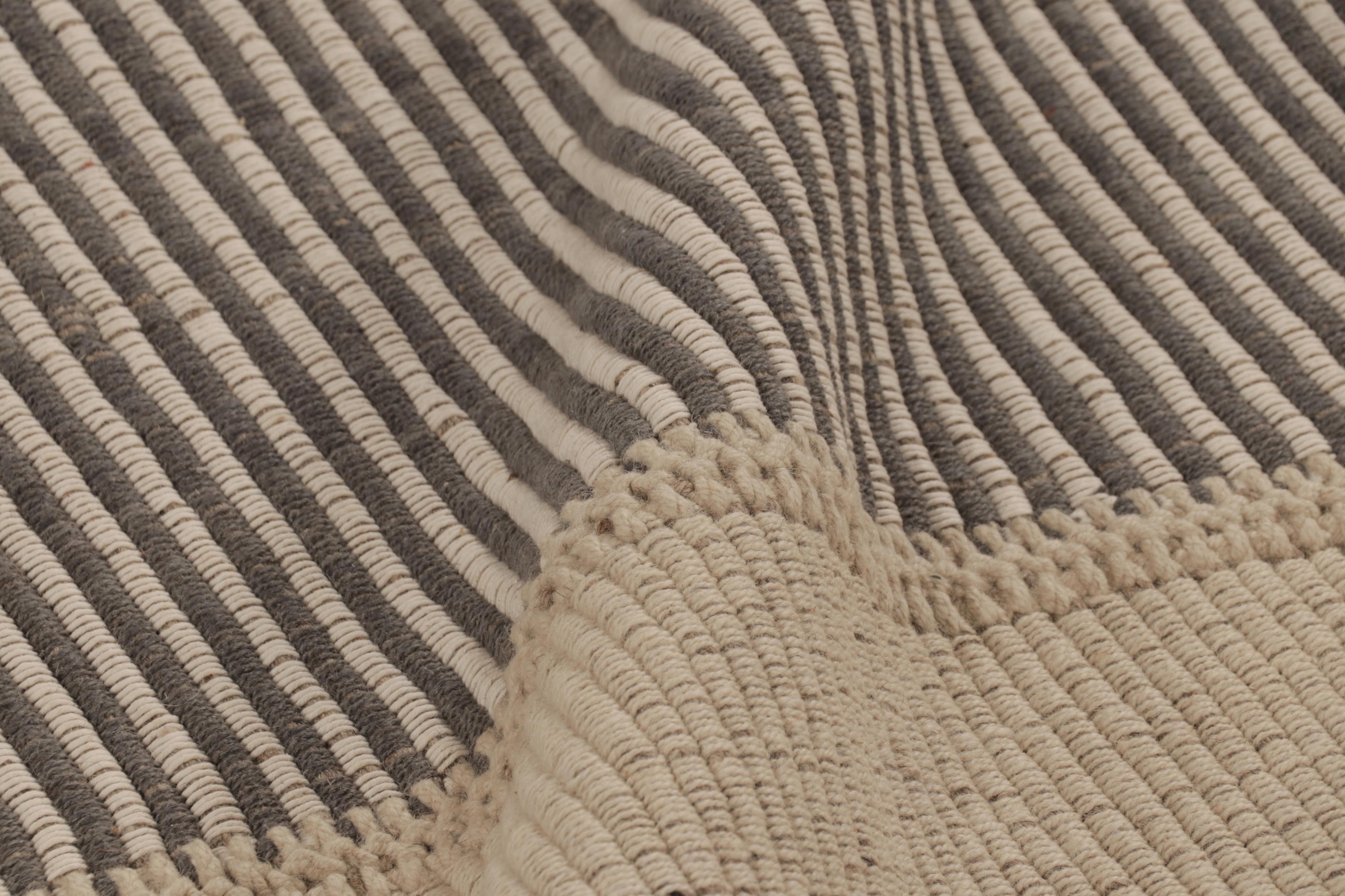 XXI secolo e contemporaneo Rug & Kilim è un tappeto quadrato a strisce color crema e grigio. in vendita