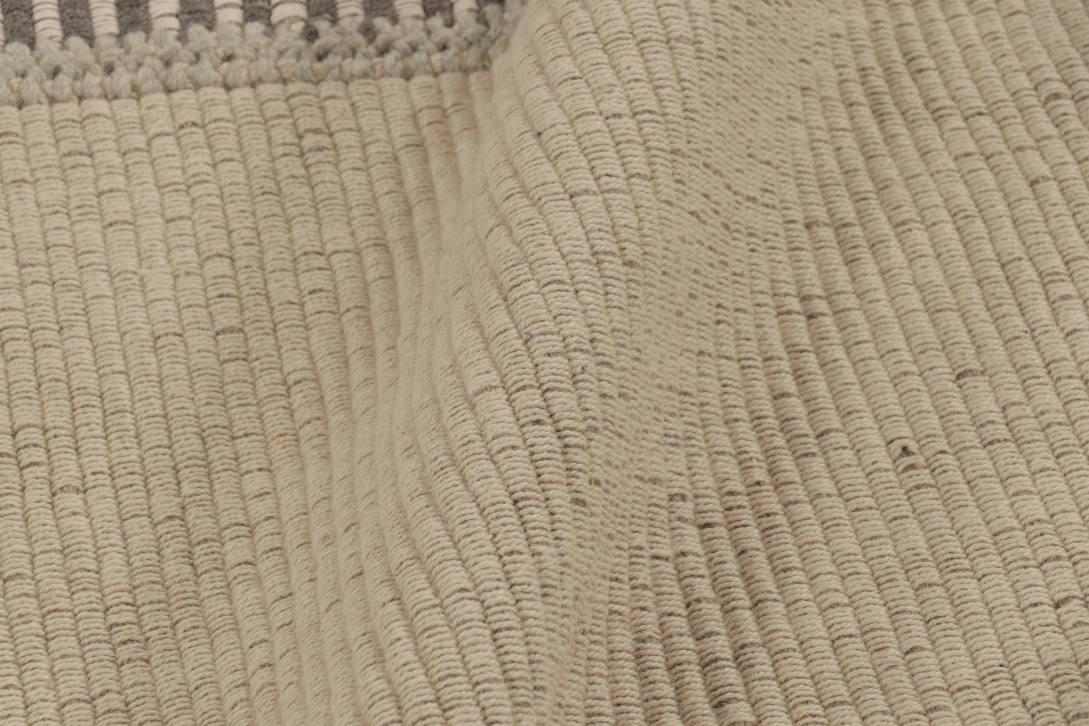 XXI secolo e contemporaneo Rug & Kilim è un tappeto quadrato a strisce color crema e grigio. in vendita