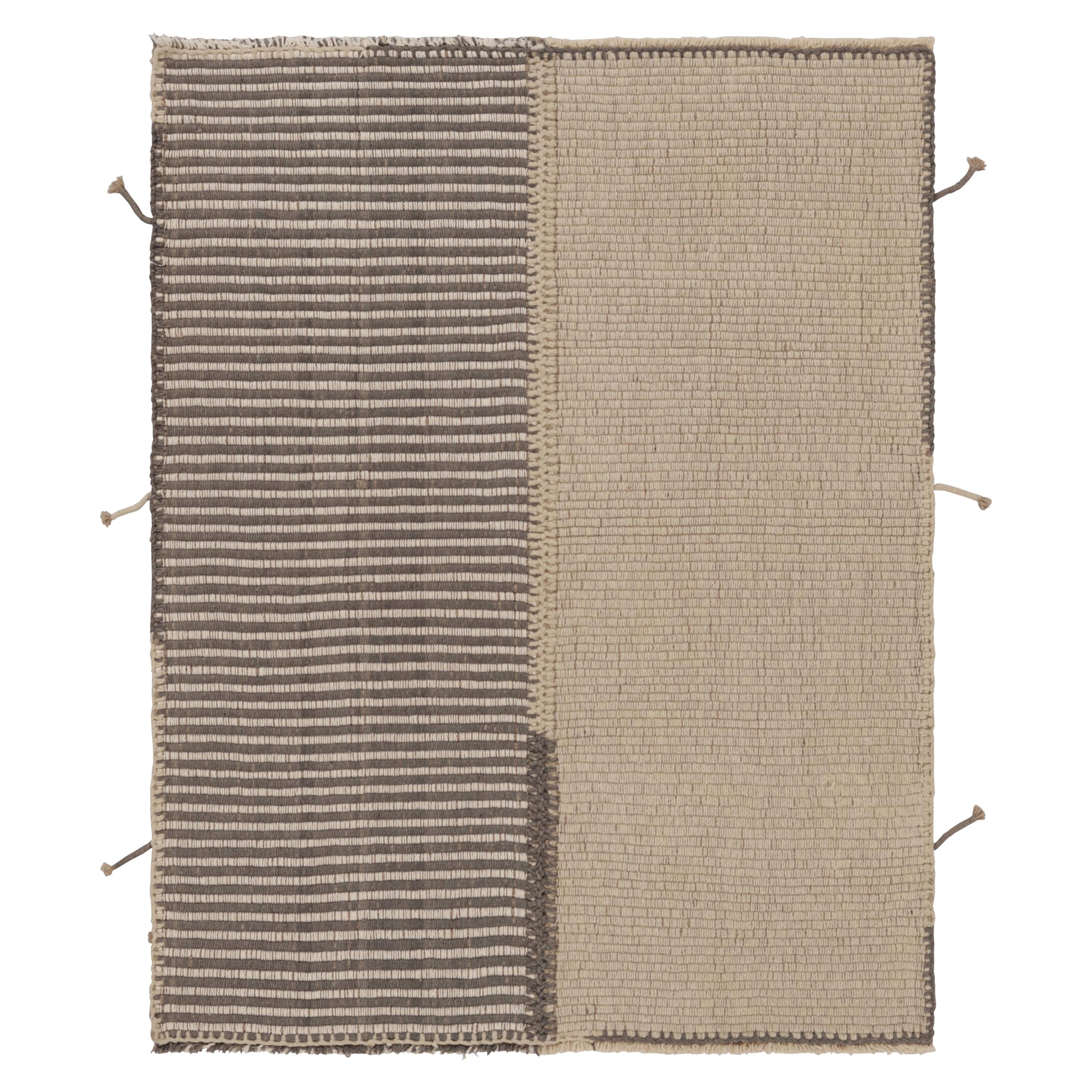 Rug & Kilim è un tappeto quadrato a strisce color crema e grigio.
