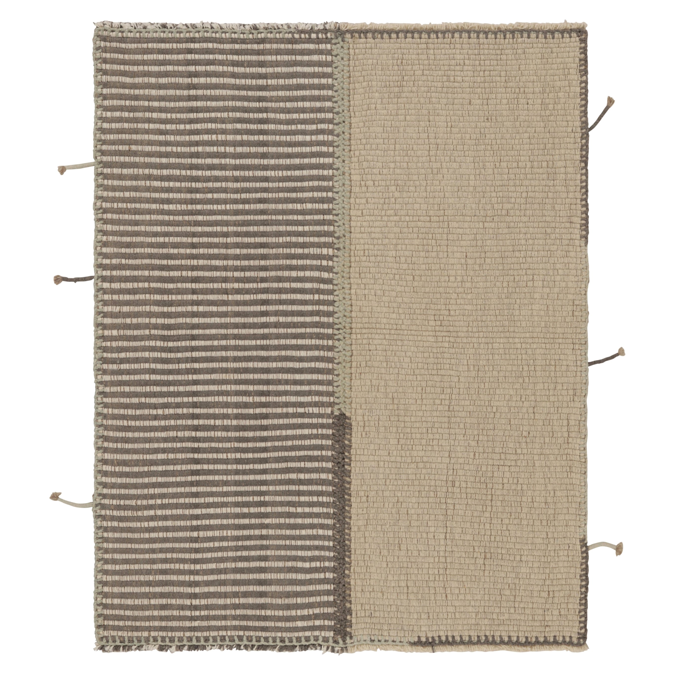 Rug & Kilim è un tappeto quadrato a strisce color crema e grigio.