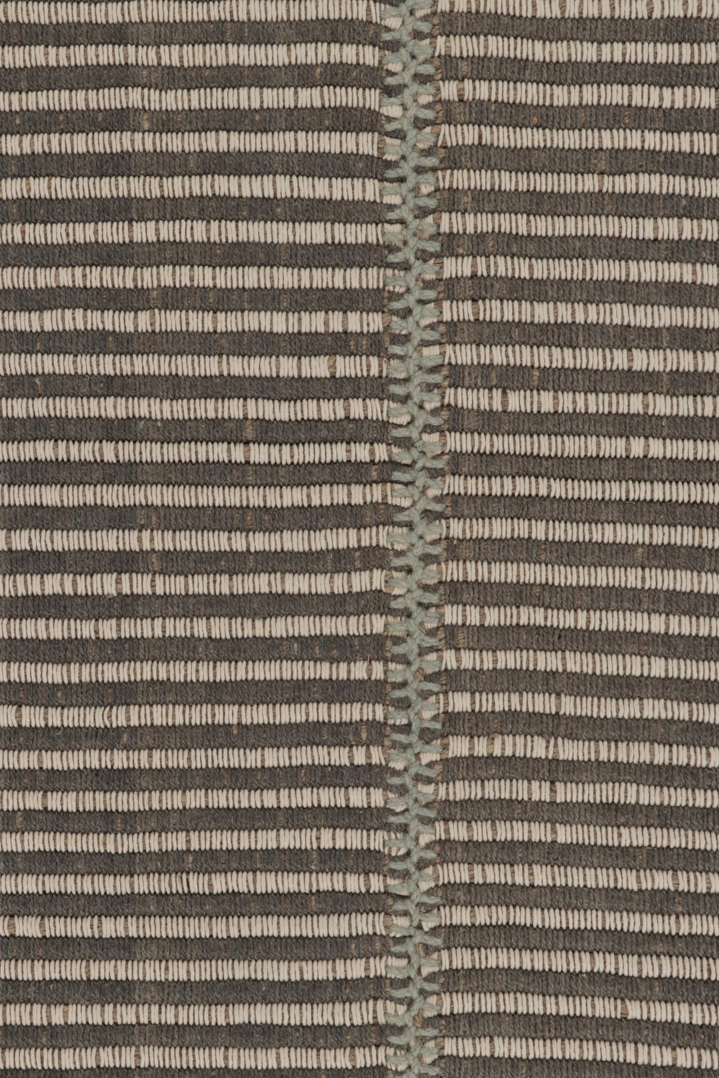 Tessuto a mano Rug & Kilim è un tappeto quadrato a strisce grigie, blu e bianche con accenti di Rug & Kilim. in vendita