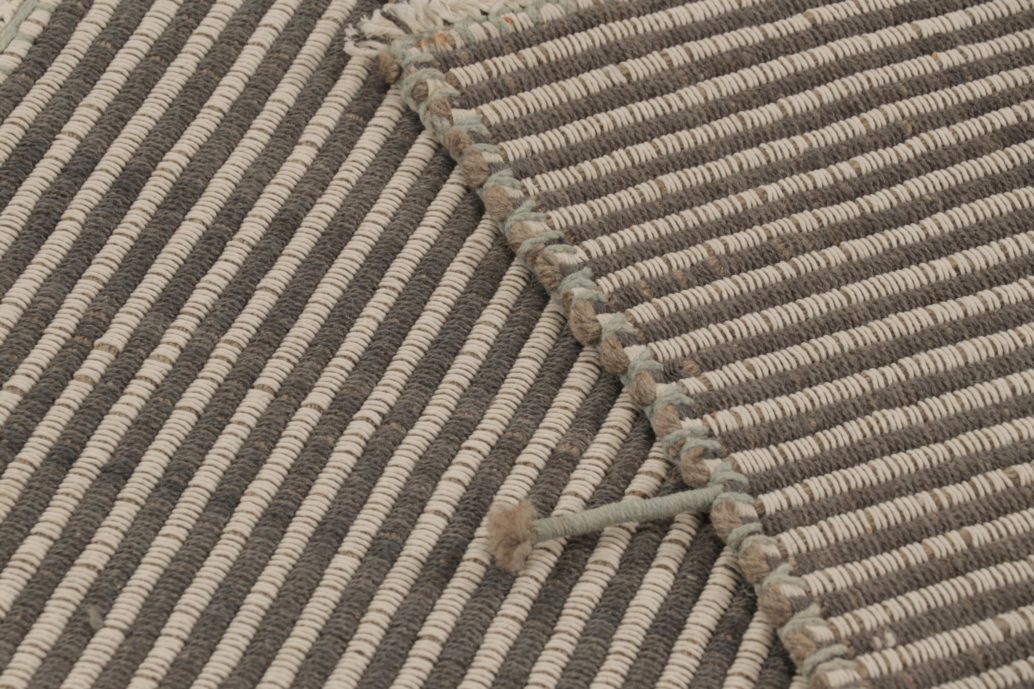 Lana Rug & Kilim è un tappeto quadrato a strisce grigie, blu e bianche con accenti di Rug & Kilim. in vendita