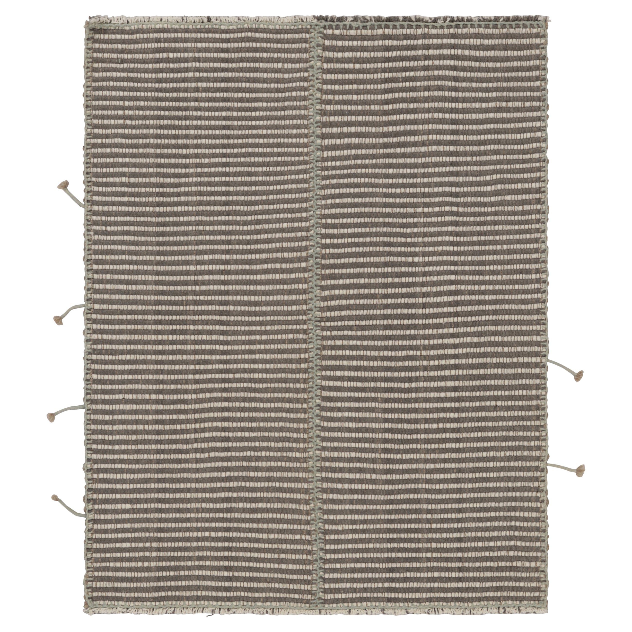 Rug & Kilim è un tappeto quadrato a strisce grigie, blu e bianche con accenti di Rug & Kilim.