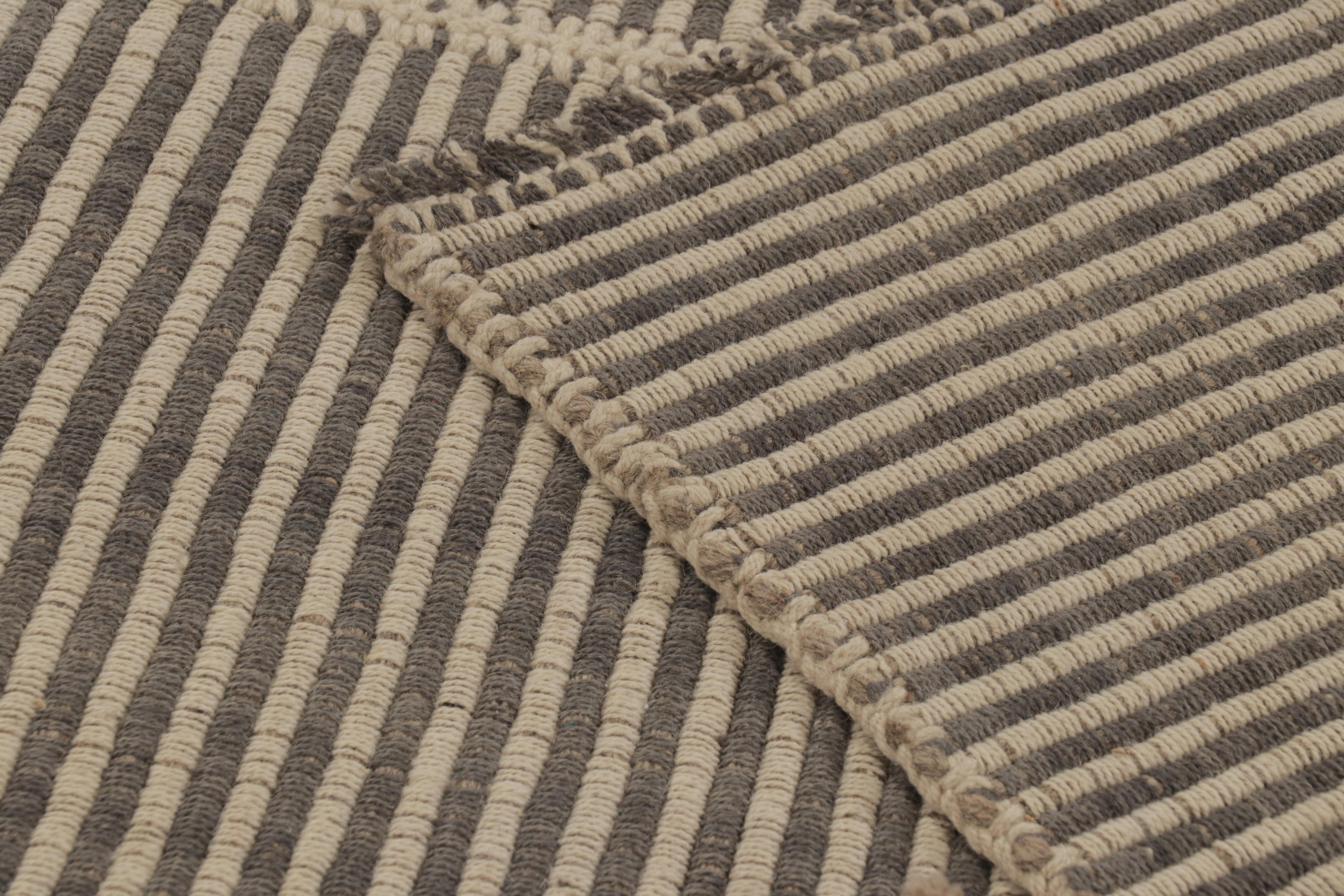 Tessuto a mano in lana, questo Kilim contemporaneo 4x5 fa parte di una nuova ed entusiasmante collezione di Rug & Kilim a tessitura piatta e personalizzabile.

Sul design:

