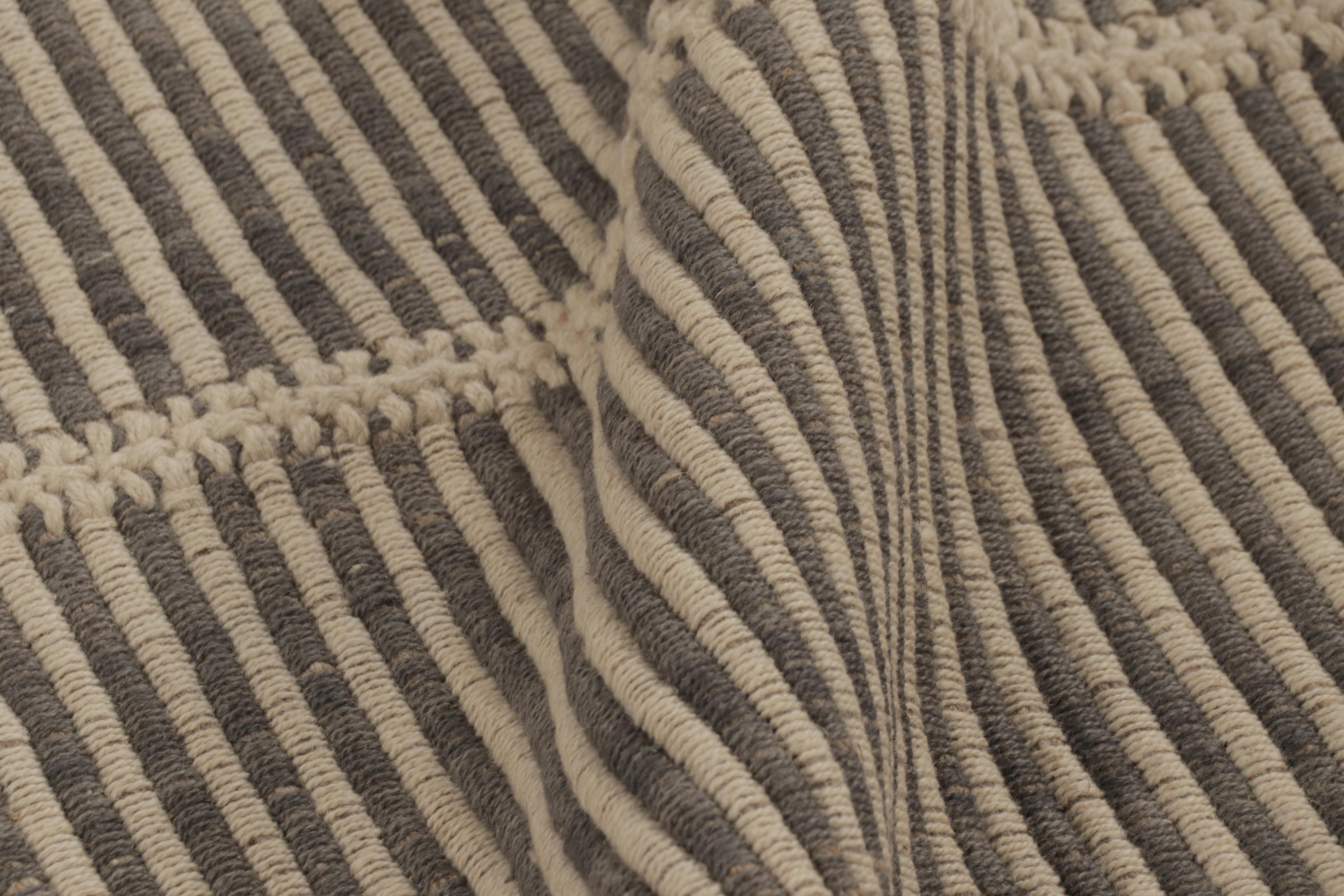 Moderno Rug & Kilim è un tappeto quadrato a strisce grigio, crema e beige. in vendita