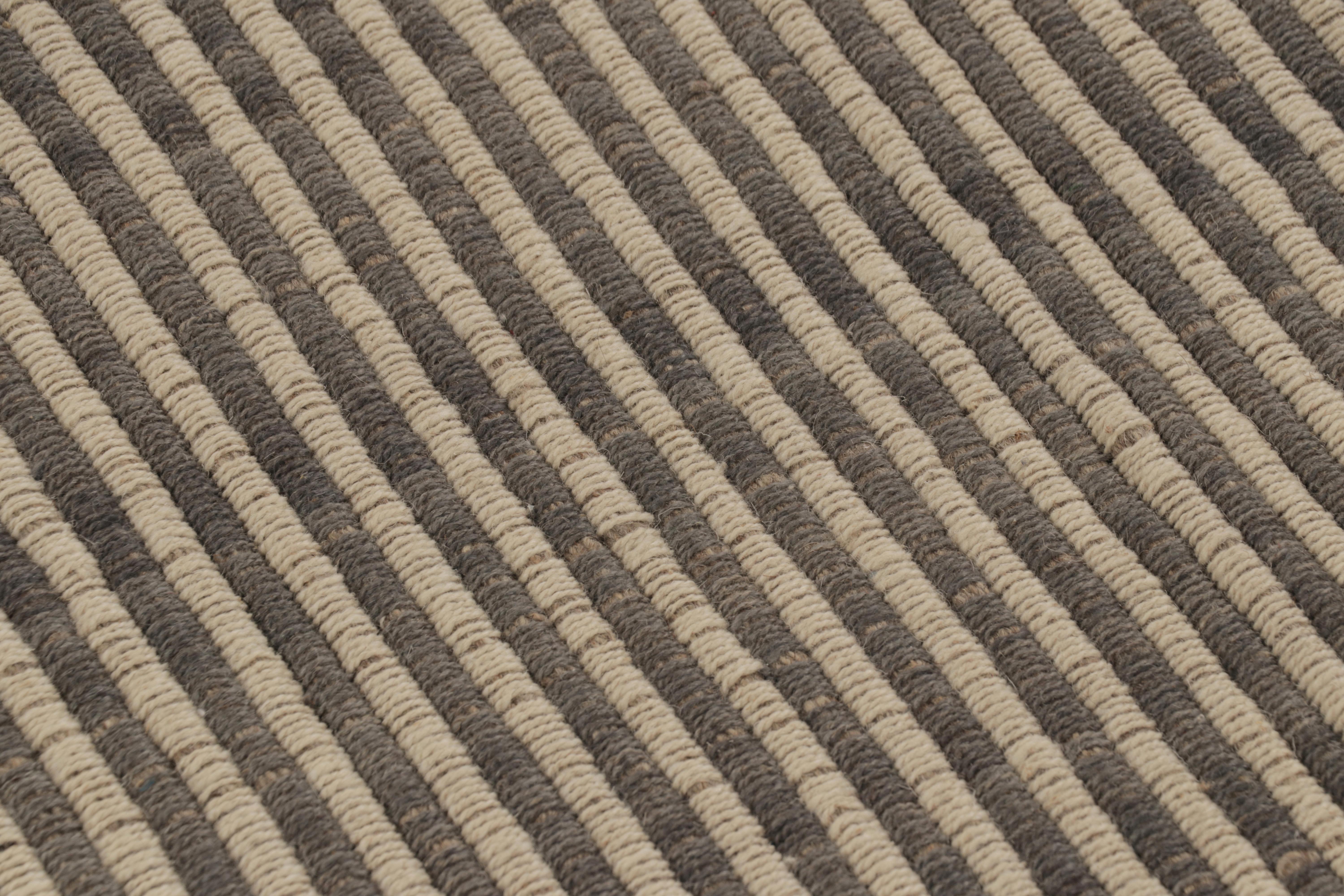 Afghano Rug & Kilim è un tappeto quadrato a strisce grigio, crema e beige. in vendita