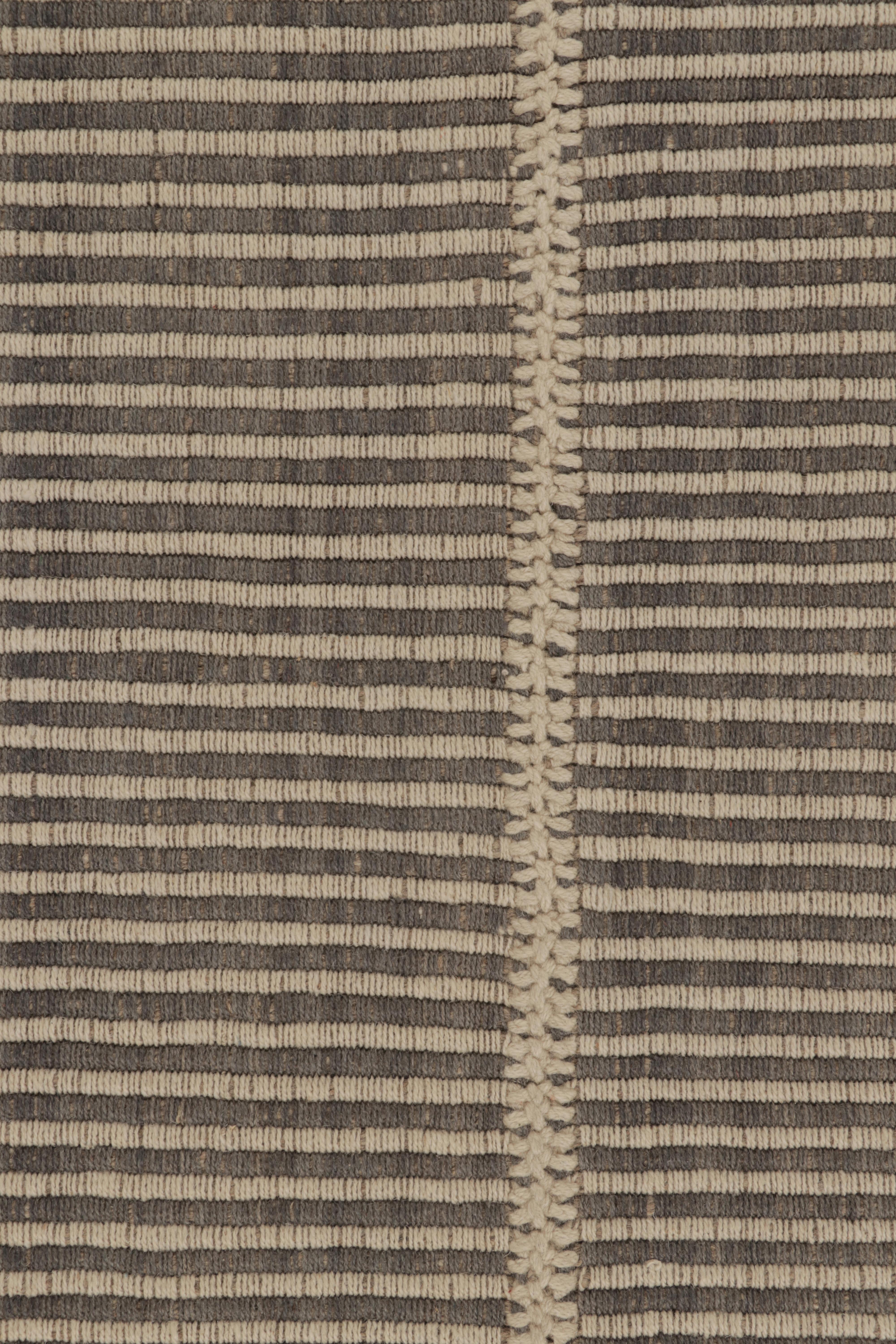 Tessuto a mano Rug & Kilim è un tappeto quadrato a strisce grigio, crema e beige. in vendita