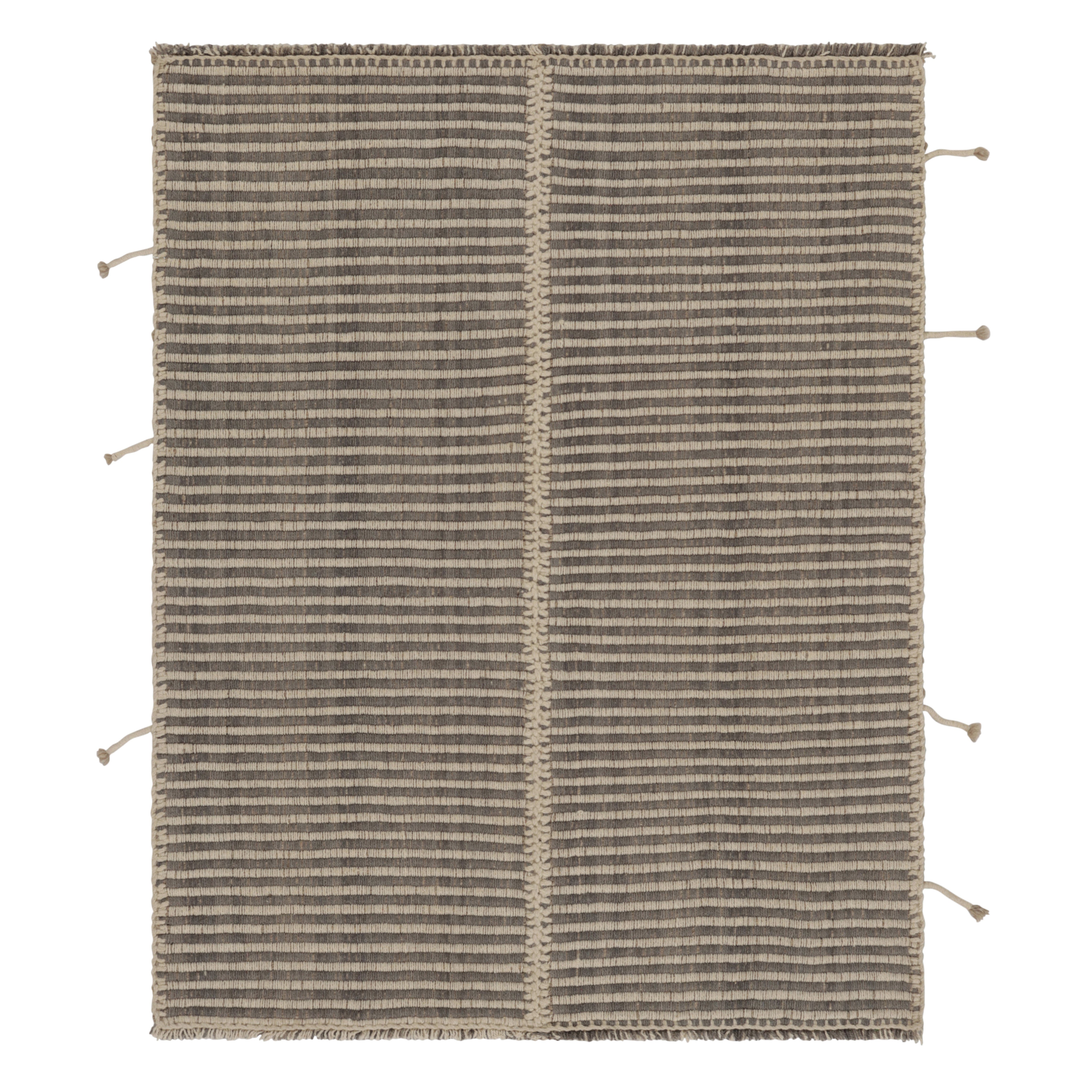 Rug & Kilim è un tappeto quadrato a strisce grigio, crema e beige.