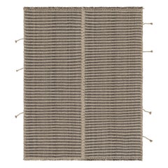 Rug & Kilim è un tappeto quadrato a strisce grigio, crema e beige.