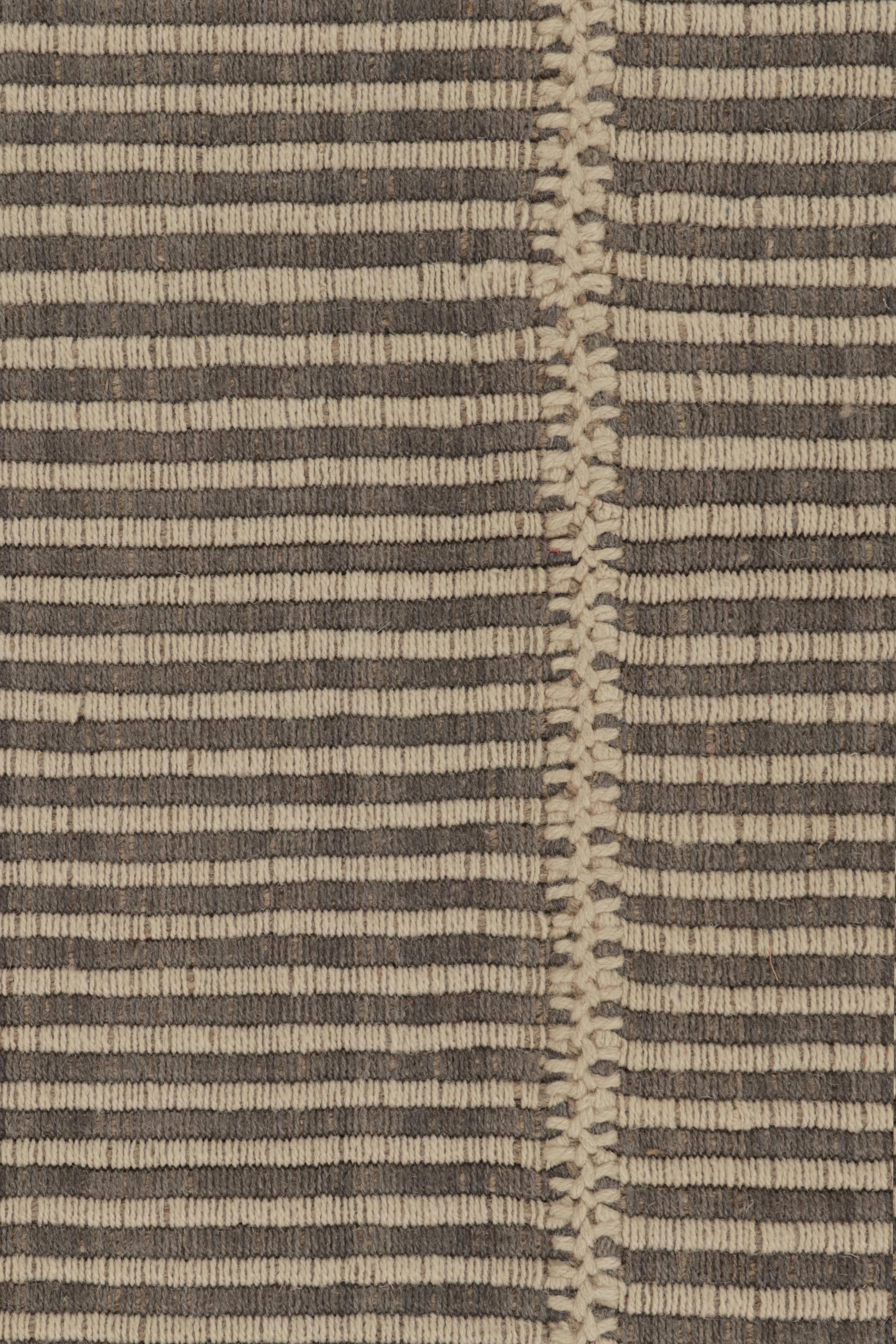 Tessuto a mano in lana, questo Kilim contemporaneo 4x5 fa parte di una nuova ed entusiasmante collezione di Rug & Kilim a tessitura piatta e personalizzabile.

Sul design:

