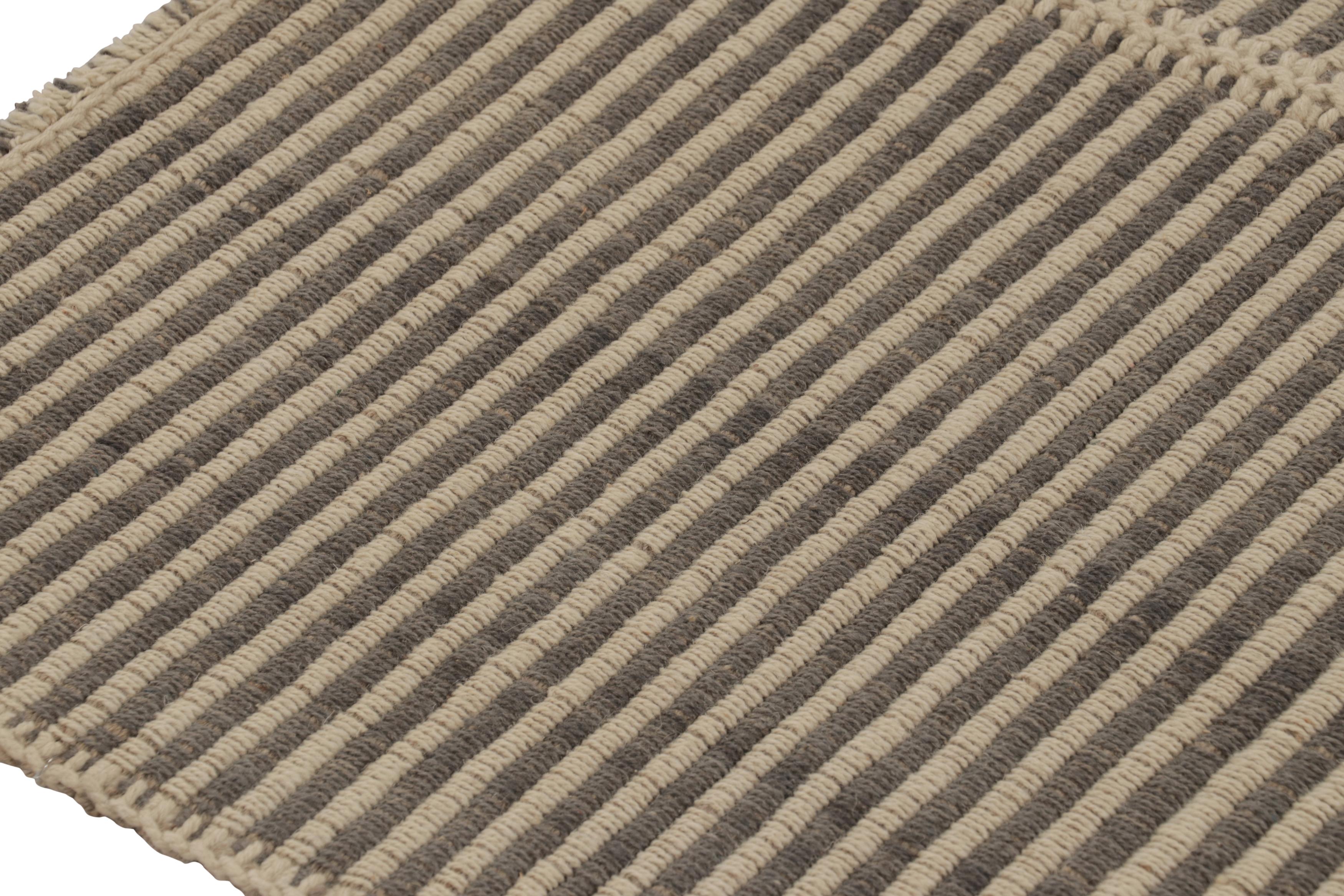 Afghano Rug & Kilim è un tappeto quadrato a strisce grigio ardesia e beige con accenti di Rug & Kilim. in vendita
