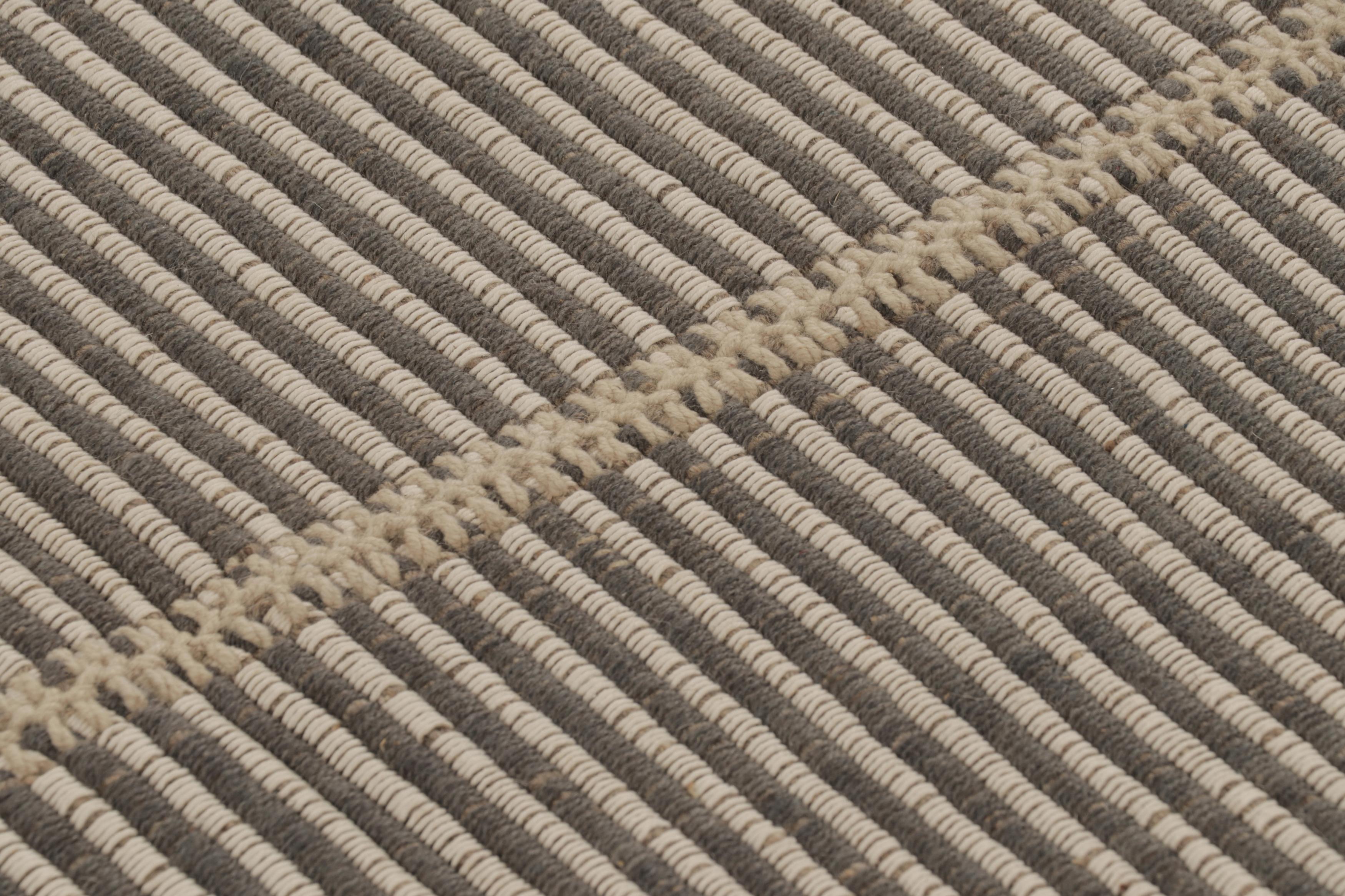 Moderno Rug & Kilim è un tappeto quadrato a strisce bianche e grigie con accenti di Rug & Kilim. in vendita