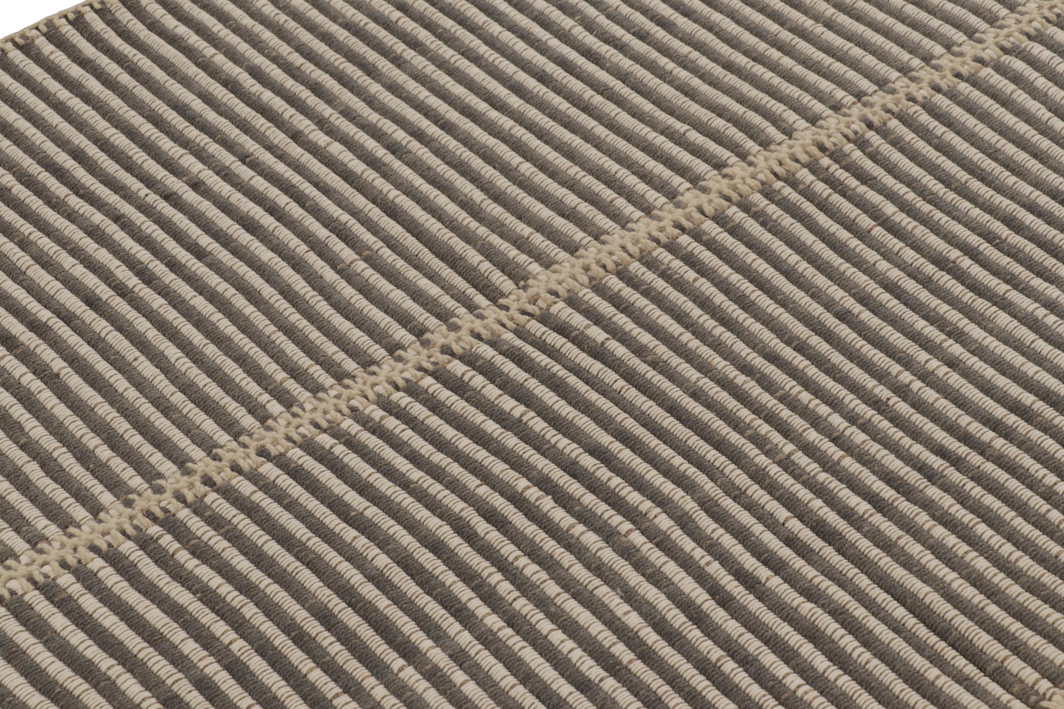 Tessuto a mano Rug & Kilim è un tappeto quadrato a strisce bianche e grigie con accenti di Rug & Kilim. in vendita