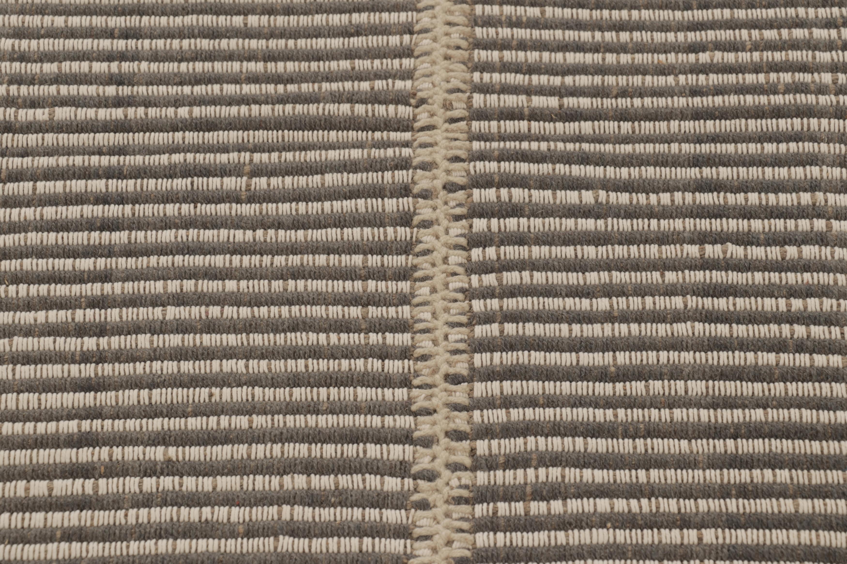 Rug & Kilim è un tappeto quadrato a strisce bianche e grigie con accenti di Rug & Kilim. In condizioni Nuovo in vendita a Long Island City, NY