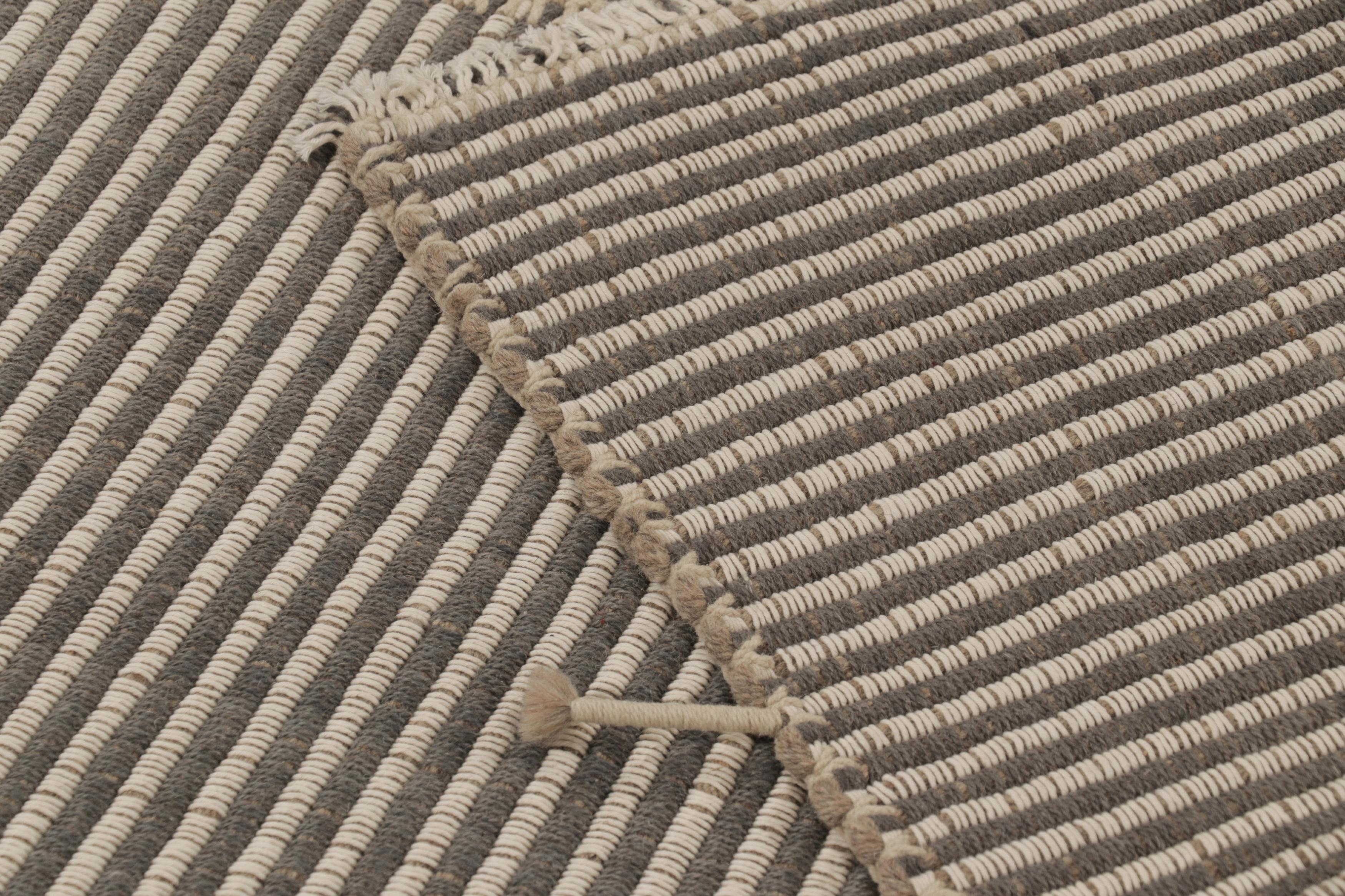XXI secolo e contemporaneo Rug & Kilim è un tappeto quadrato a strisce bianche e grigie con accenti di Rug & Kilim. in vendita