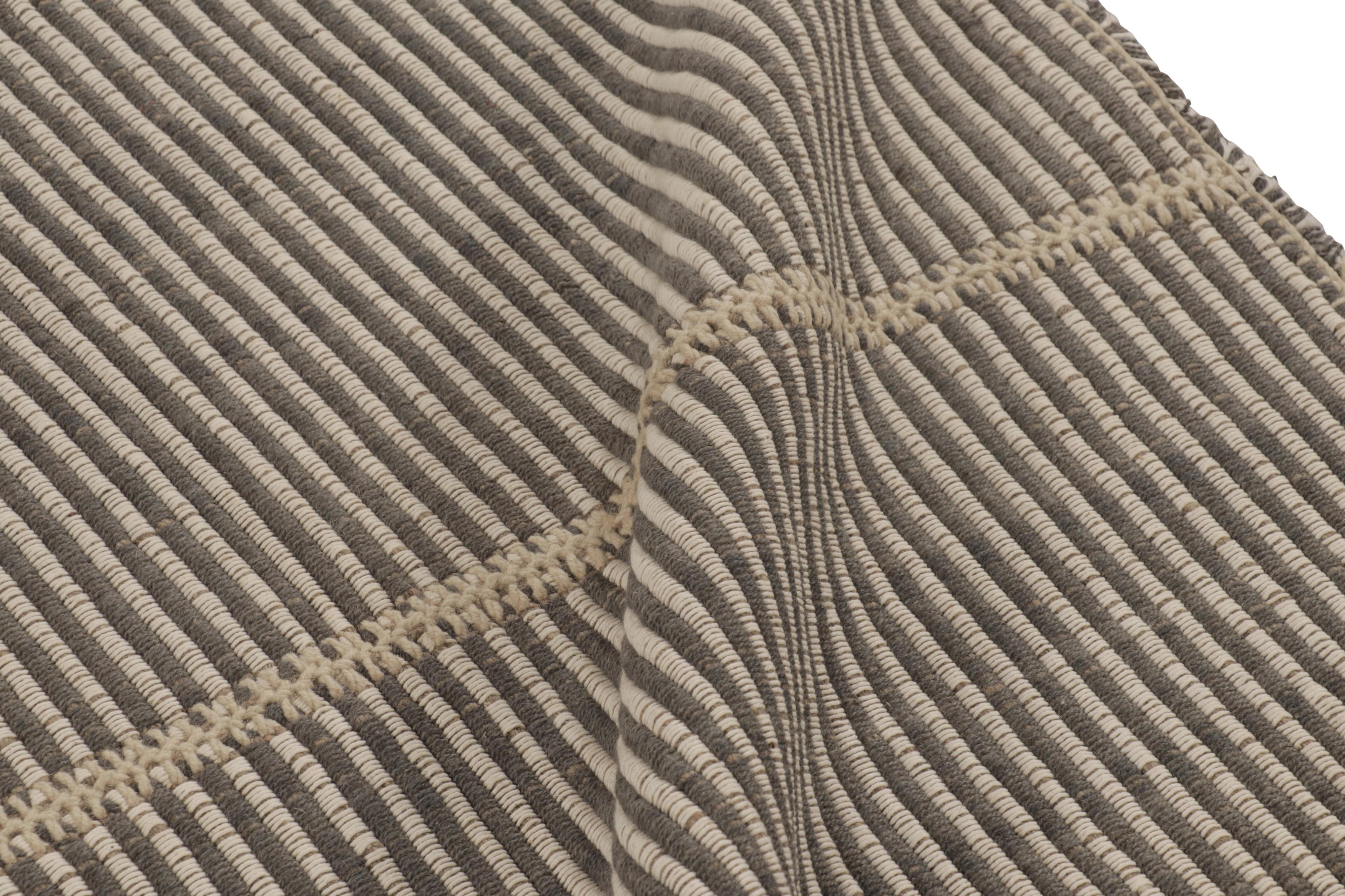 Lana Rug & Kilim è un tappeto quadrato a strisce bianche e grigie con accenti di Rug & Kilim. in vendita