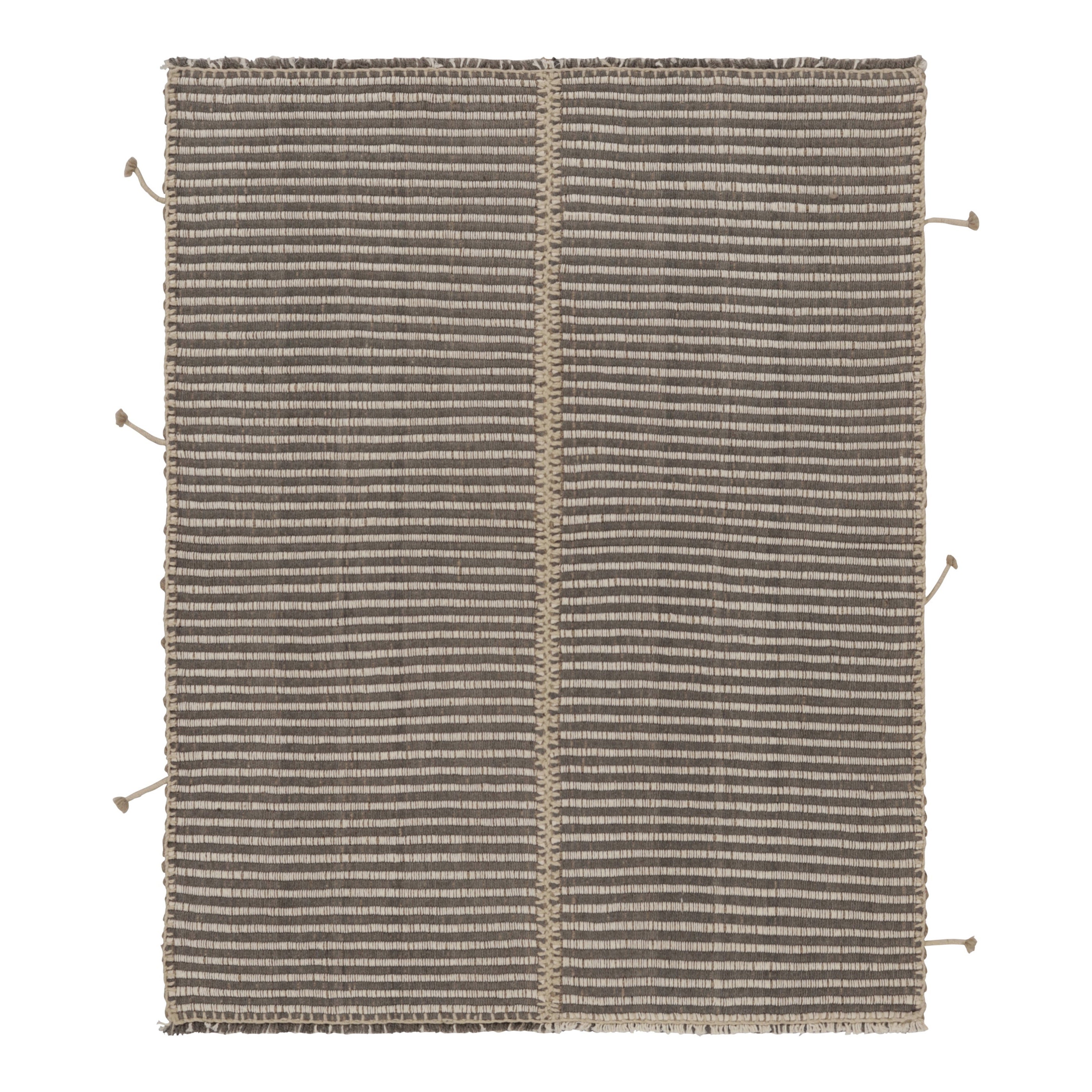 Rug & Kilim è un tappeto quadrato a strisce bianche e grigie con accenti di Rug & Kilim. in vendita