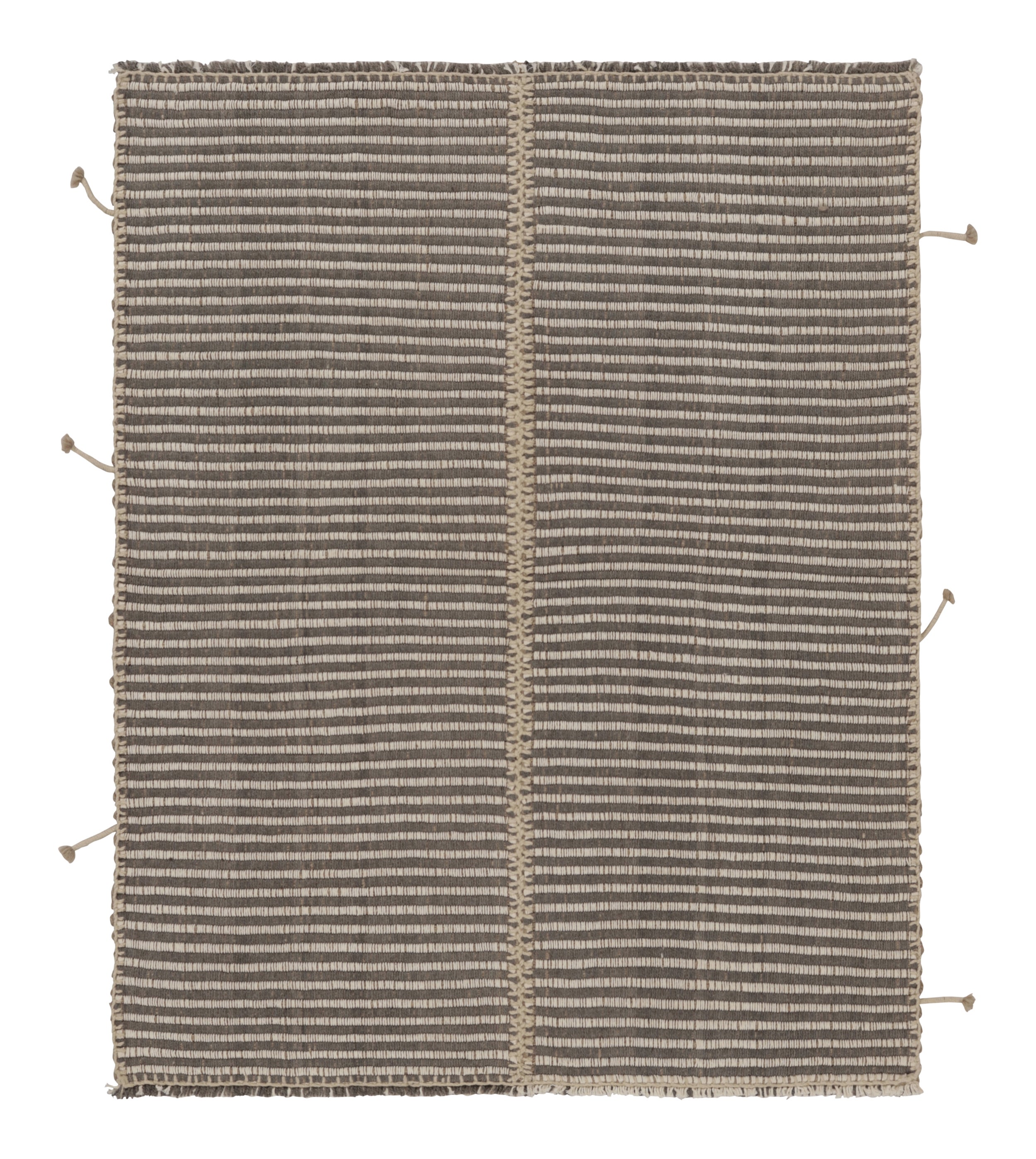 Rug & Kilim è un tappeto quadrato a strisce bianche e grigie con accenti di Rug & Kilim.