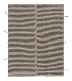 Rug & Kilim è un tappeto quadrato a strisce bianche e grigie con accenti di Rug & Kilim.