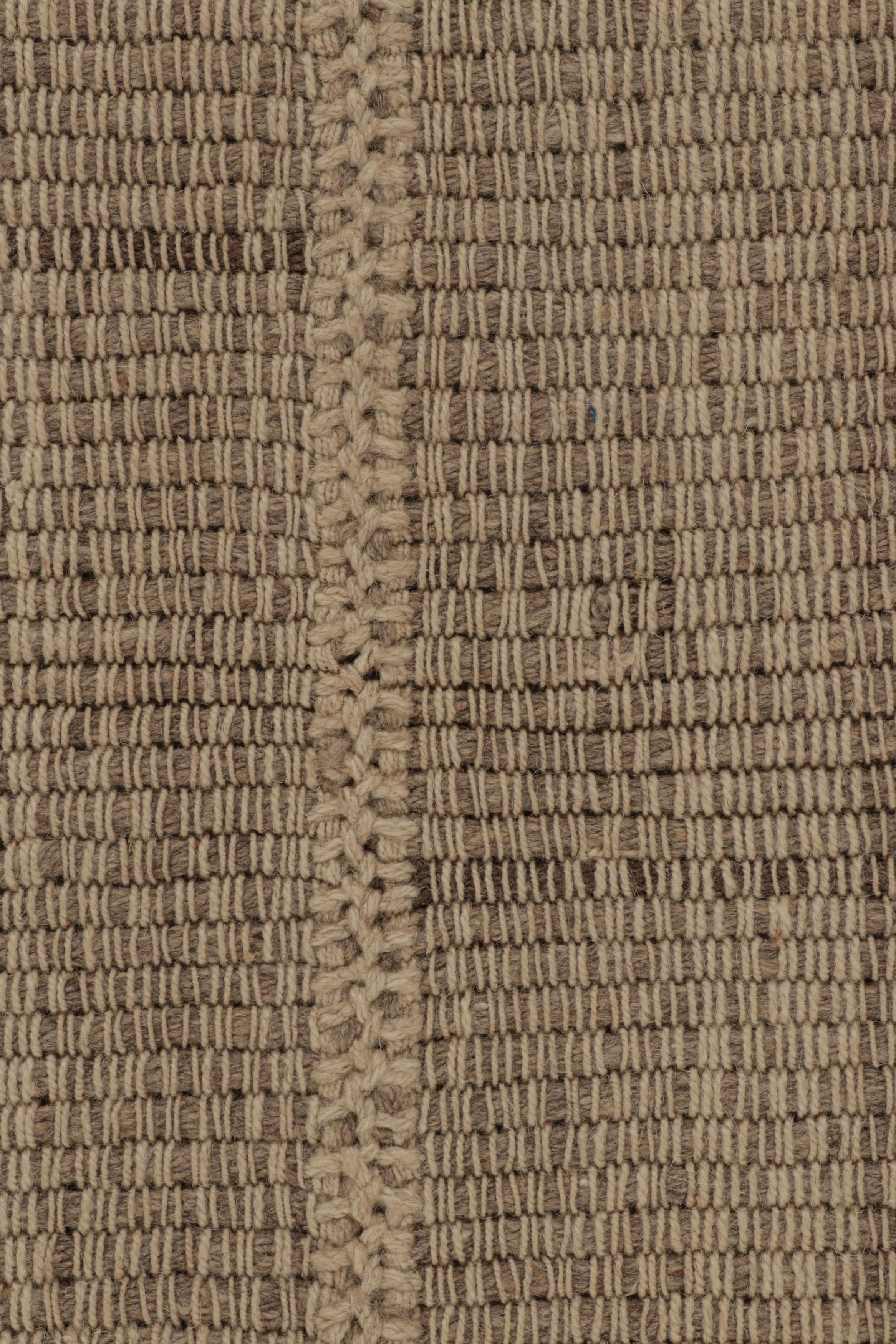 Alfombra cuadrada Accent Kilim, de Rug & Kilim, con rayas texturadas en beige y marrón Anudado a mano en venta