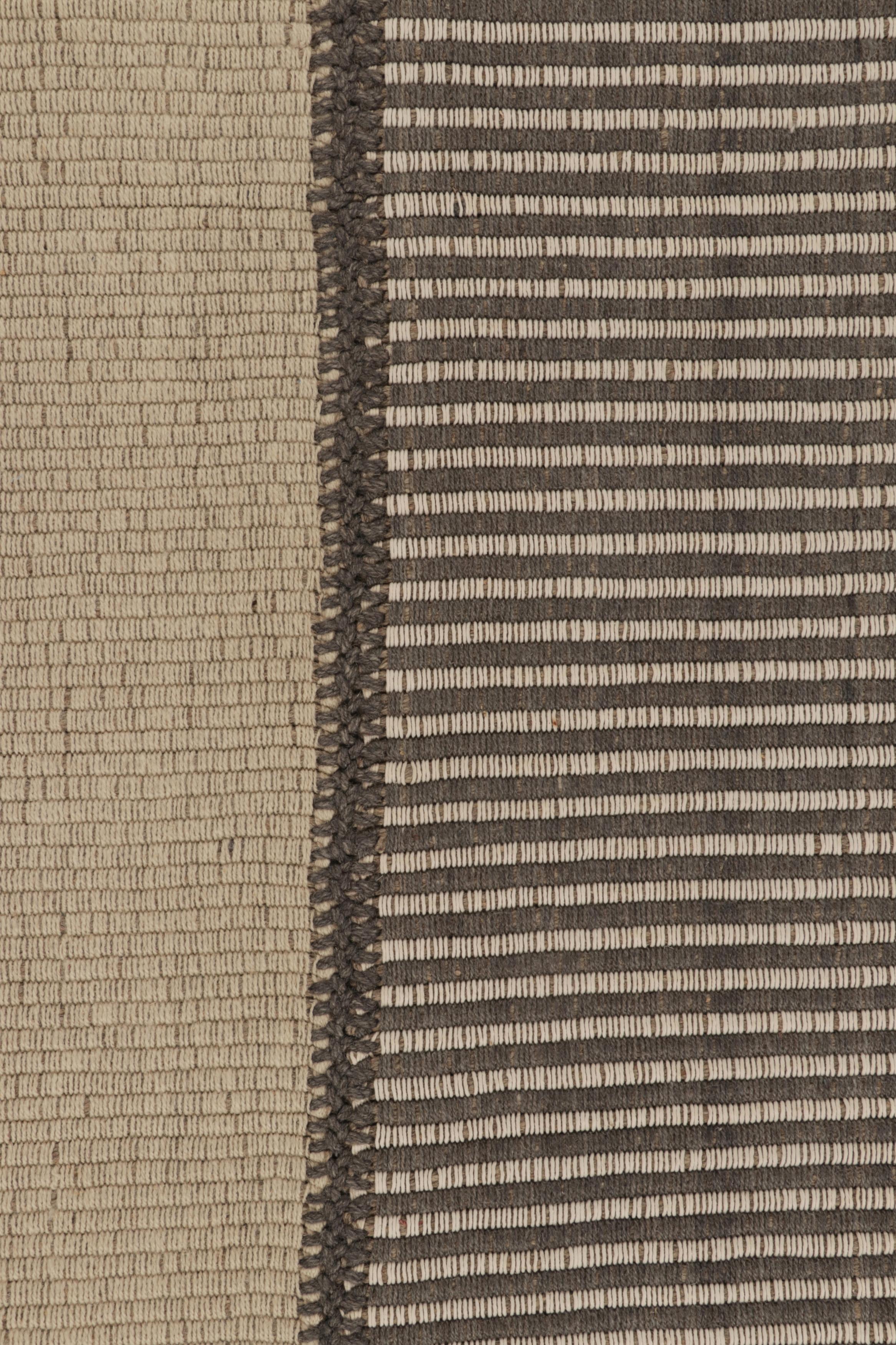 Moderno Rug & Kilim è un tappeto quadrato con strisce beige e grigie. in vendita