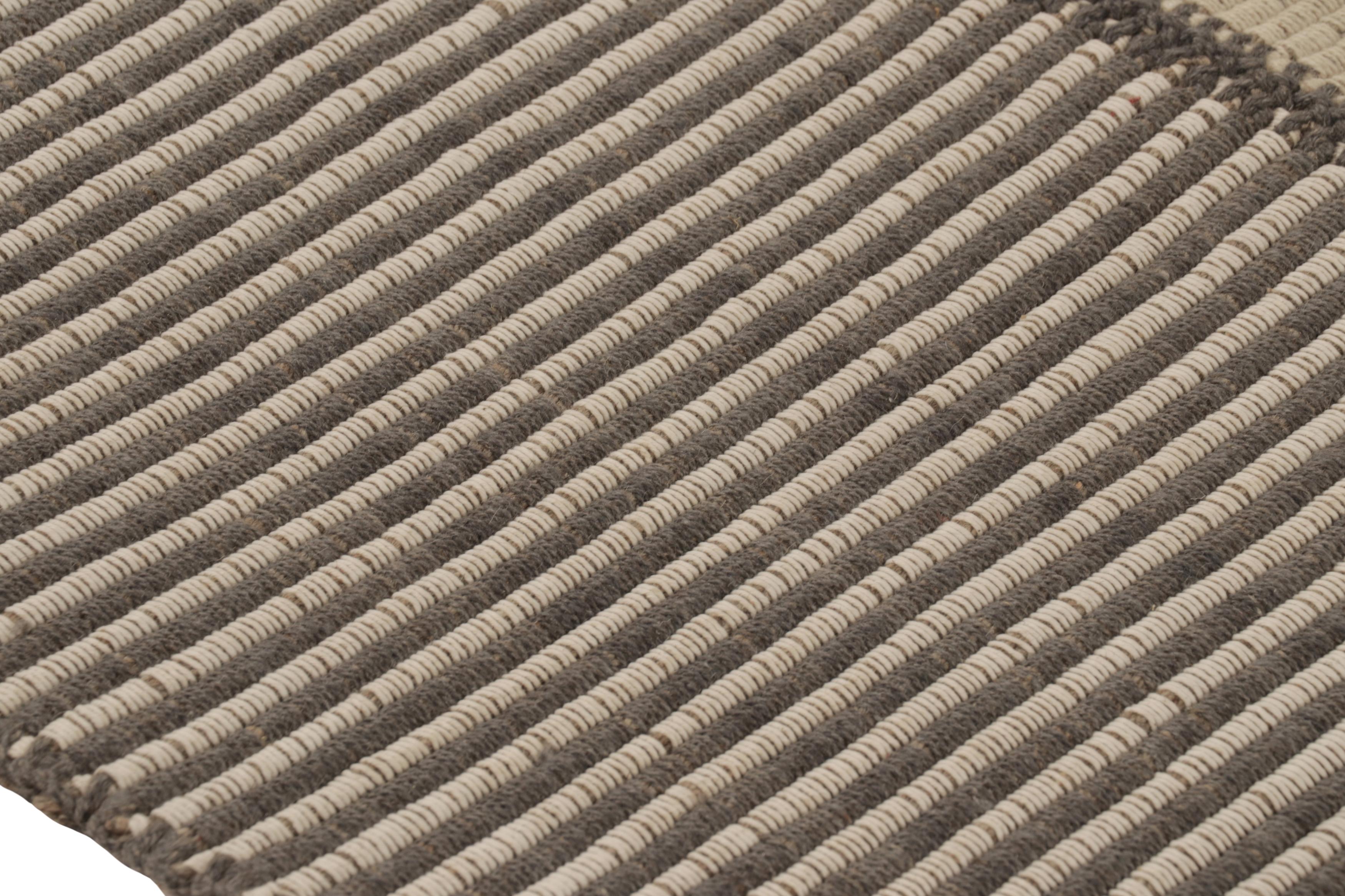 Afghano Rug & Kilim è un tappeto quadrato con strisce beige e grigie. in vendita