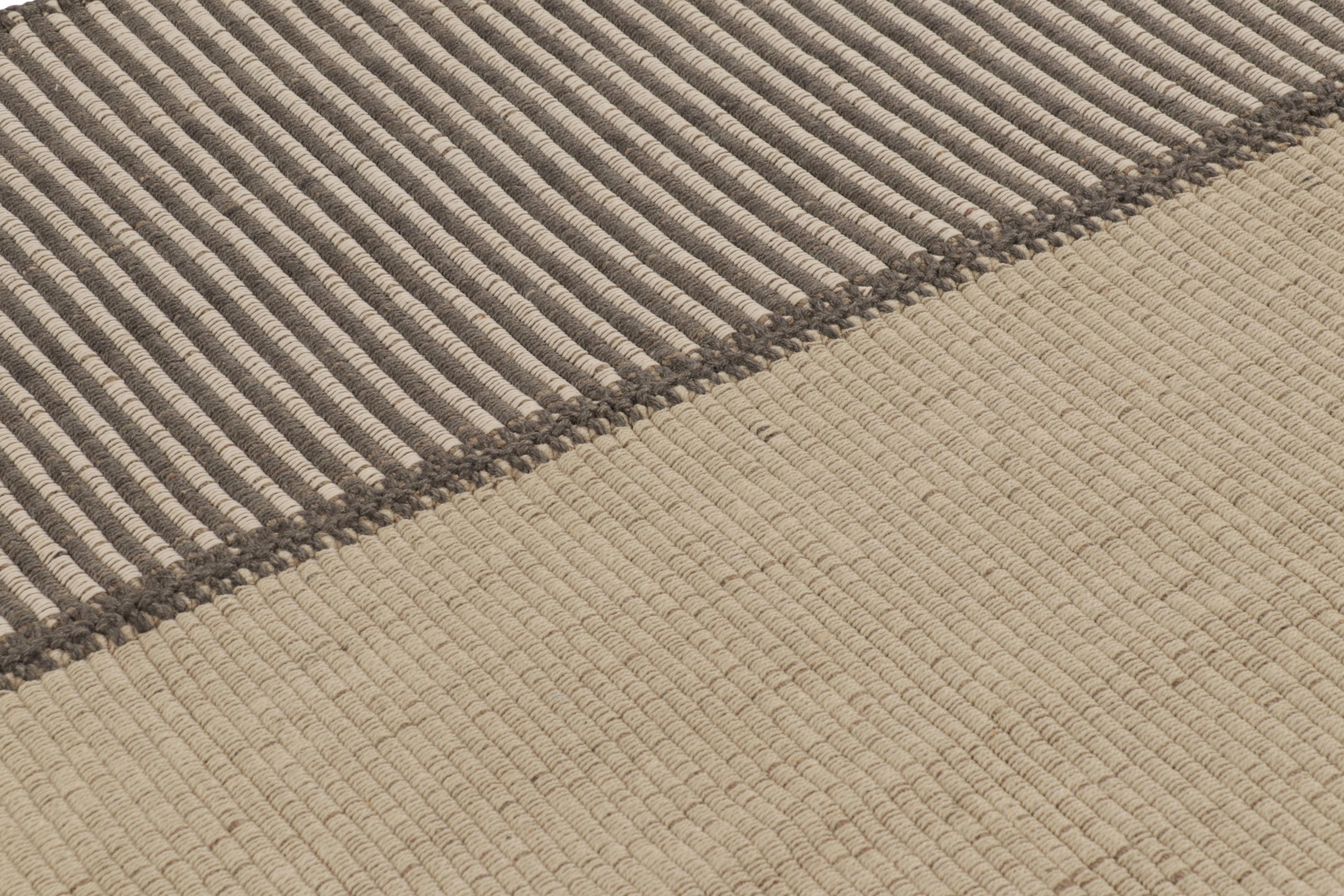 Tessuto a mano Rug & Kilim è un tappeto quadrato con strisce beige e grigie. in vendita