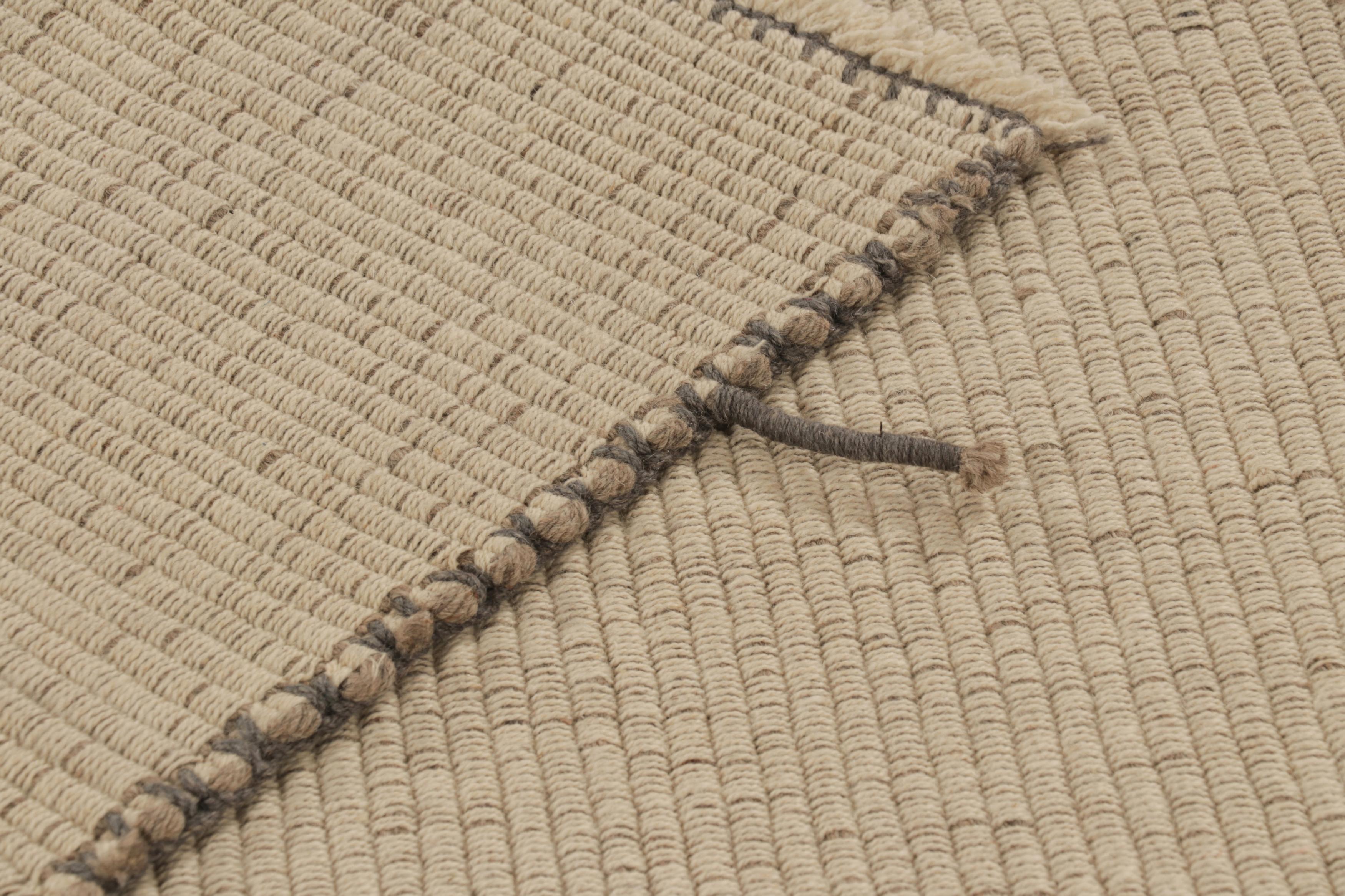 Rug & Kilim è un tappeto quadrato con strisce beige e grigie. In condizioni Nuovo in vendita a Long Island City, NY