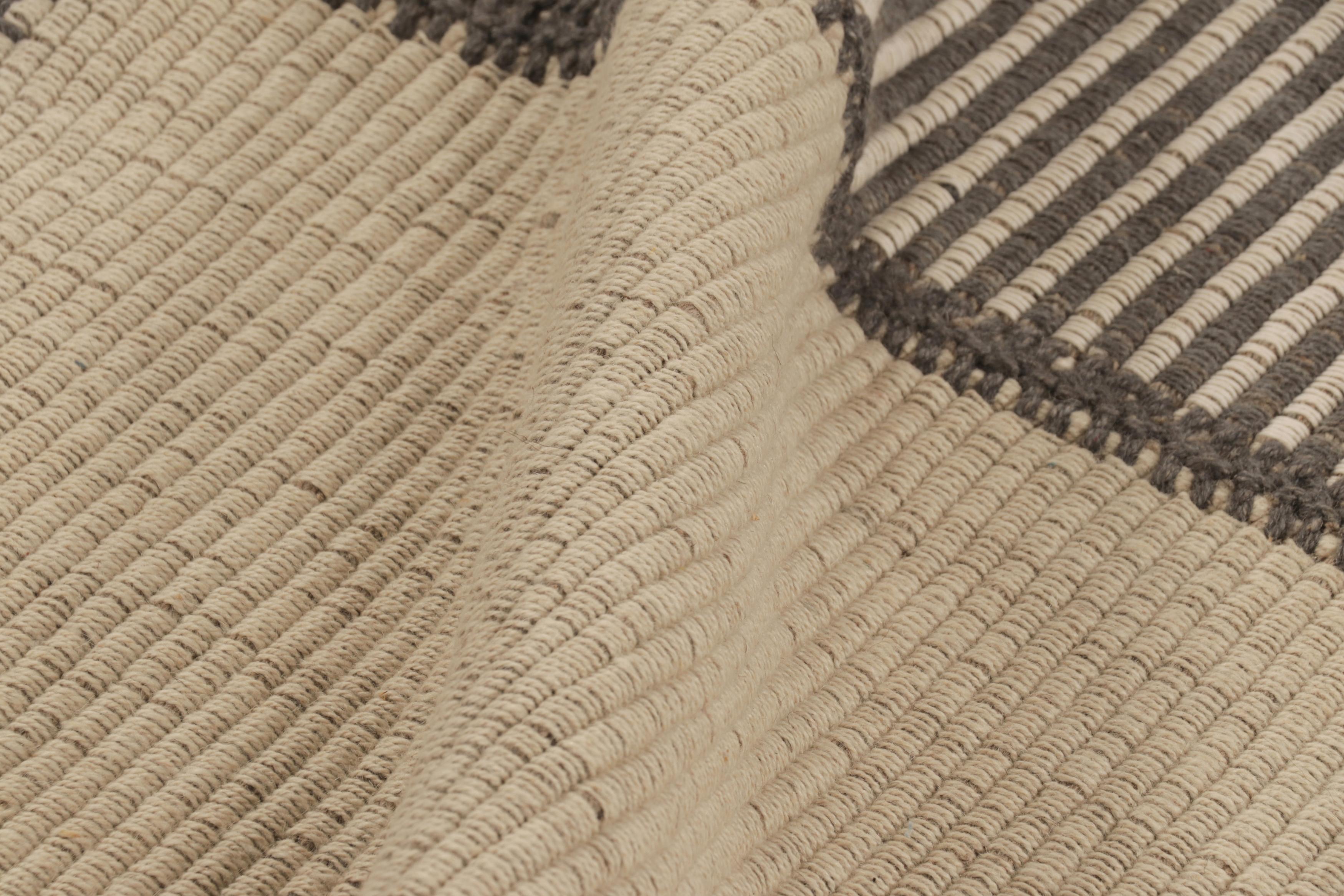 XXI secolo e contemporaneo Rug & Kilim è un tappeto quadrato con strisce beige e grigie. in vendita