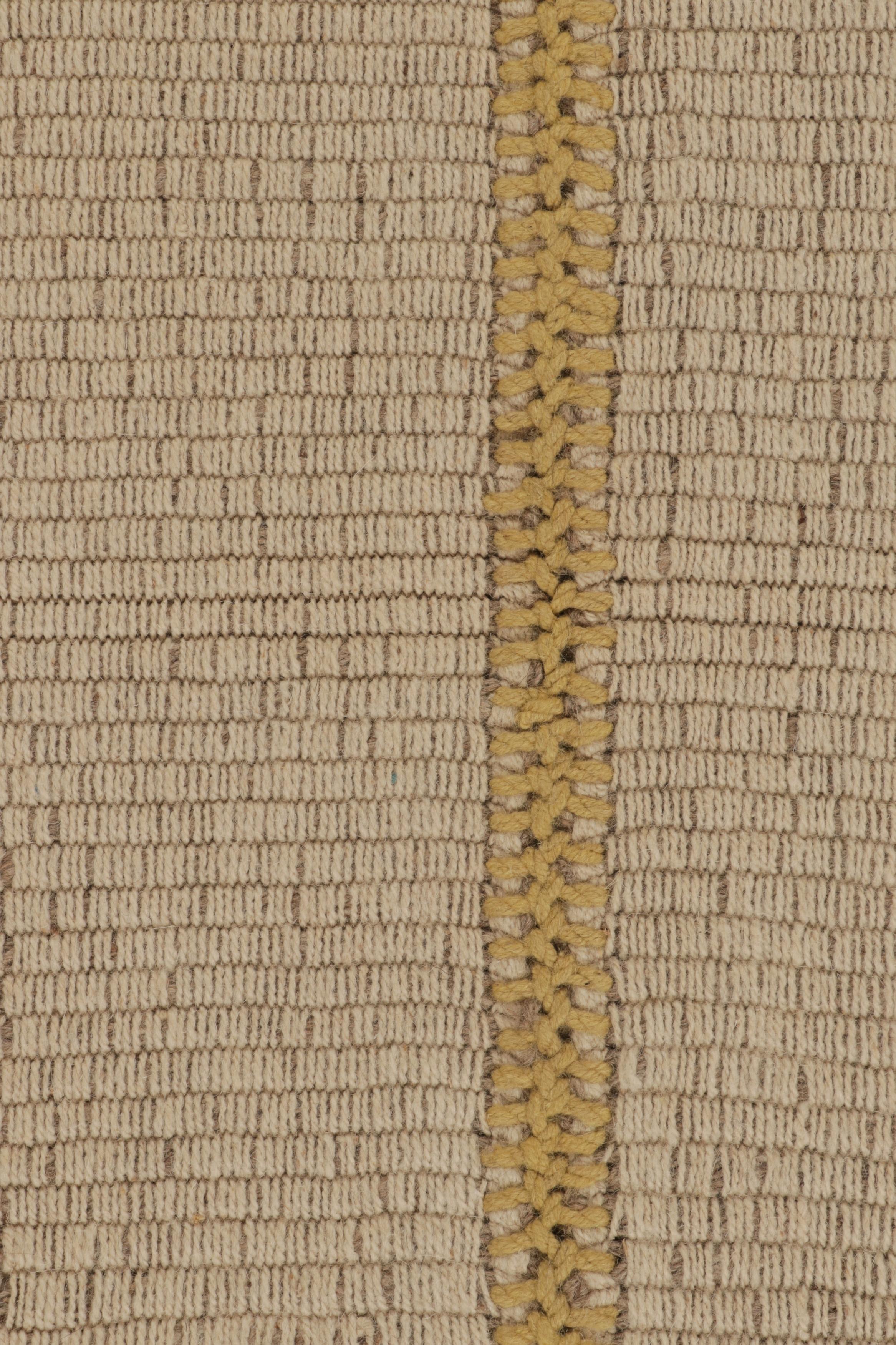 Tissé à la main Rug & Kilim's Accent Kilim, tapis carré à rayures texturées beige et moutarde en vente